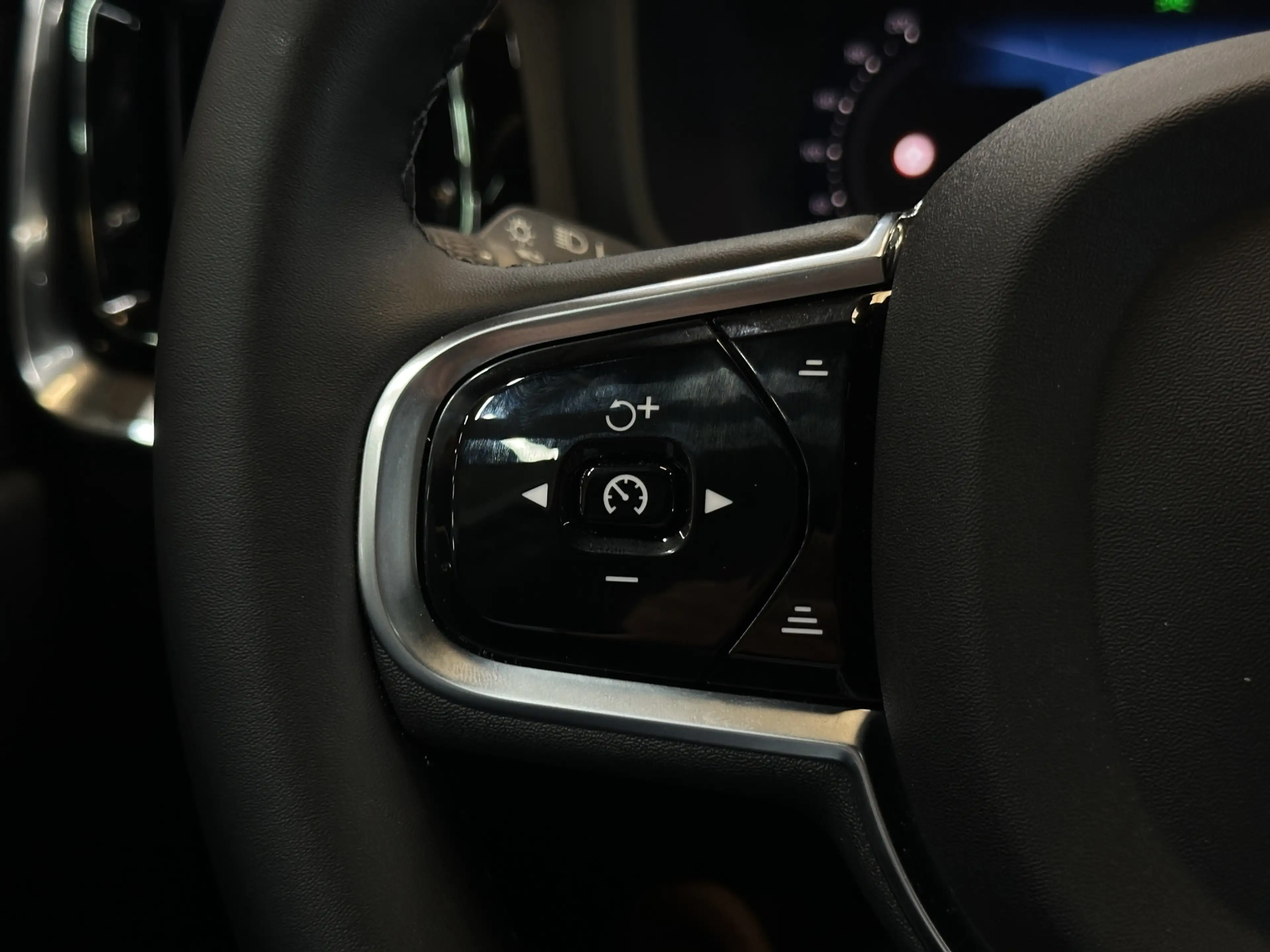 Volvo V60 2.0 T8 Plug-in hybrid AWD Plus Dark | Pano | Head- — photo 30
