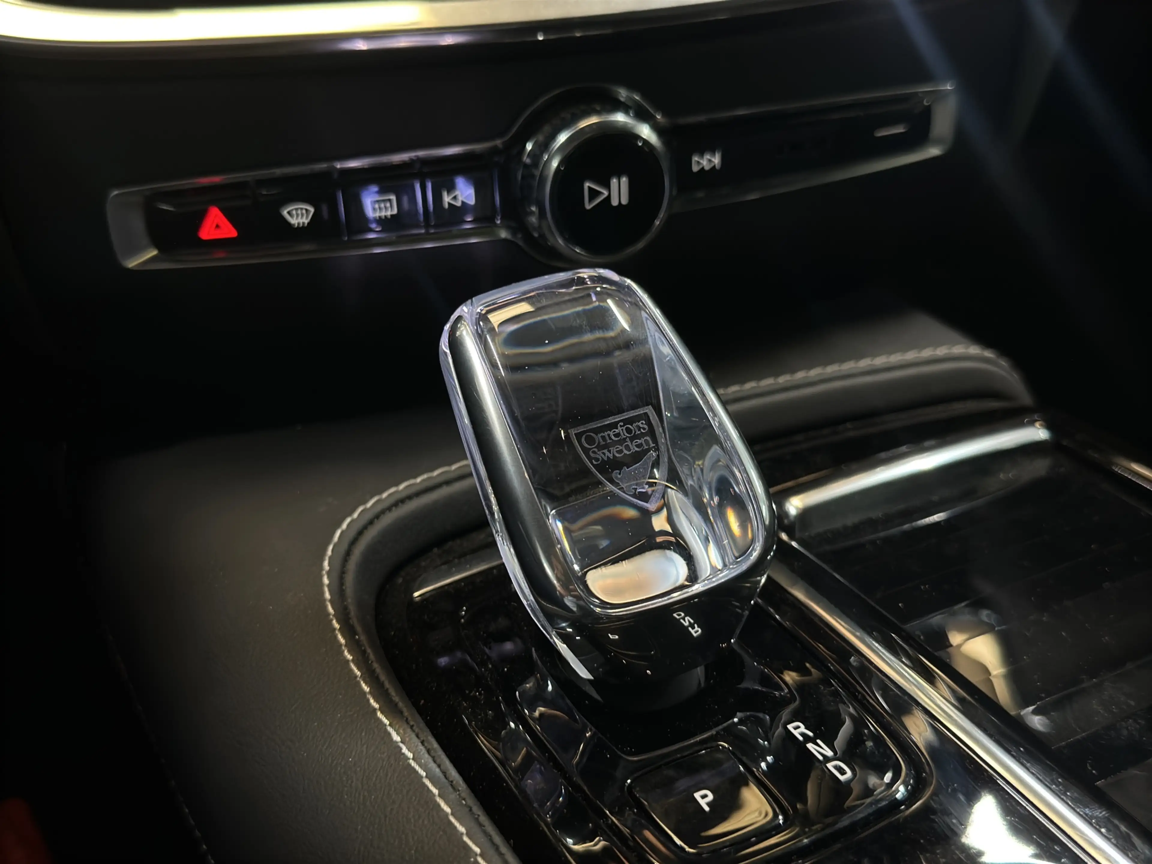 Volvo V60 2.0 T8 Plug-in hybrid AWD Plus Dark | Pano | Head- — photo 17
