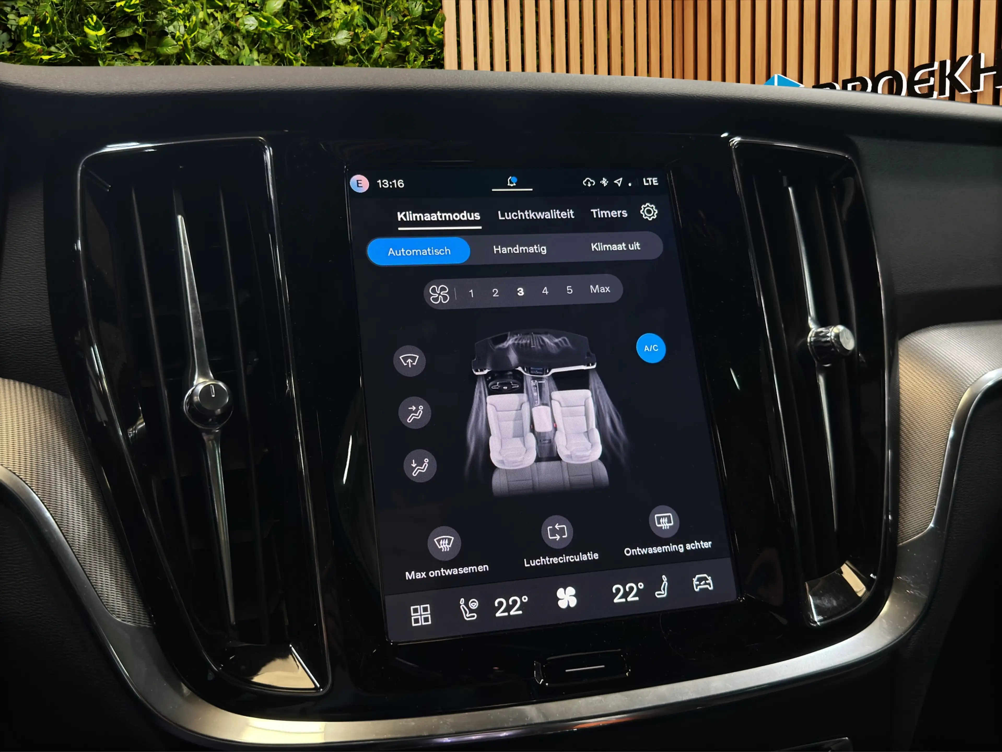 Volvo V60 2.0 T8 Plug-in hybrid AWD Plus Dark | Pano | Head- — photo 26