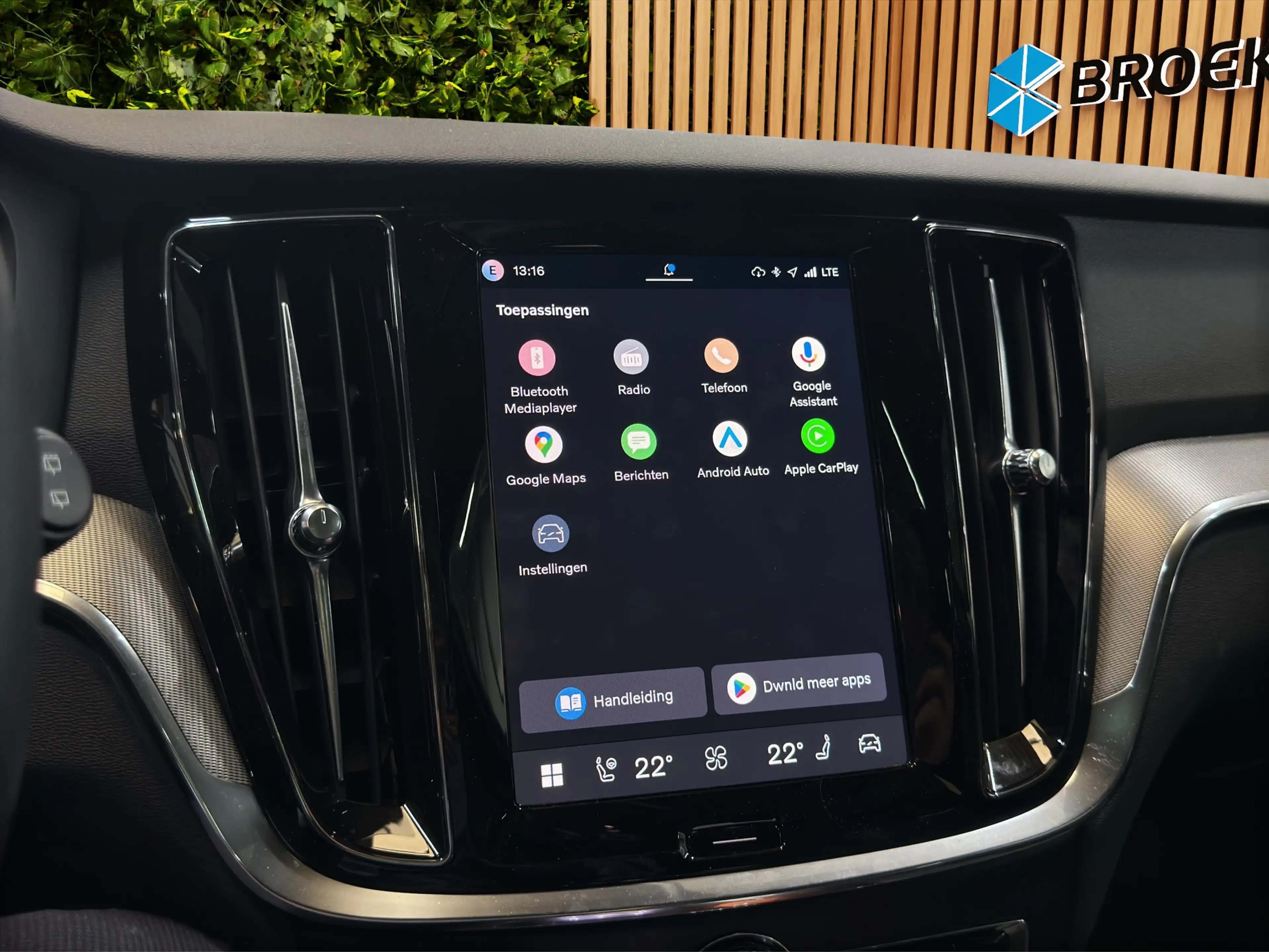 Volvo V60 2.0 T8 Plug-in hybrid AWD Plus Dark | Pano | Head- — photo 23