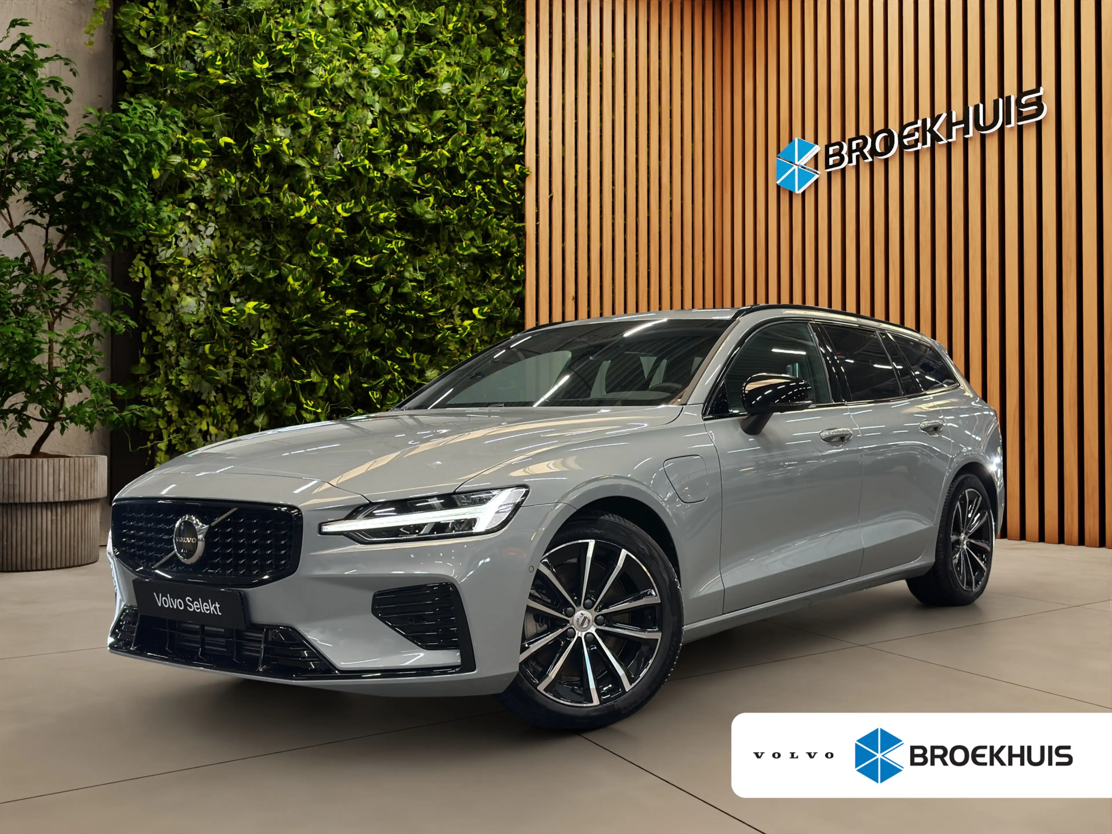 Volvo V60 2.0 T8 Plug-in hybrid AWD Plus Dark | Pano | Head-