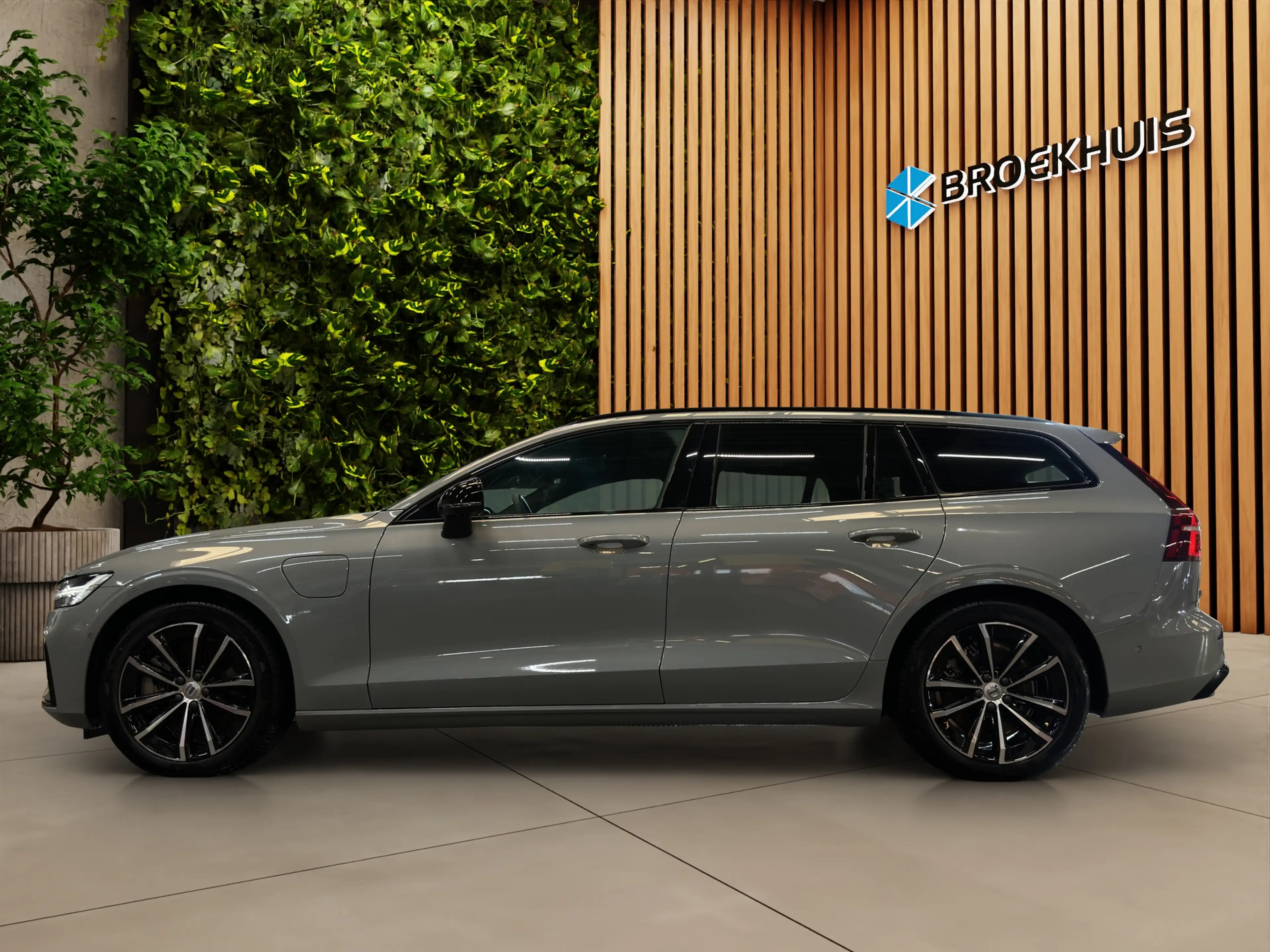 Volvo V60 2.0 T8 Plug-in hybrid AWD Plus Dark | Pano | Head- — photo 5