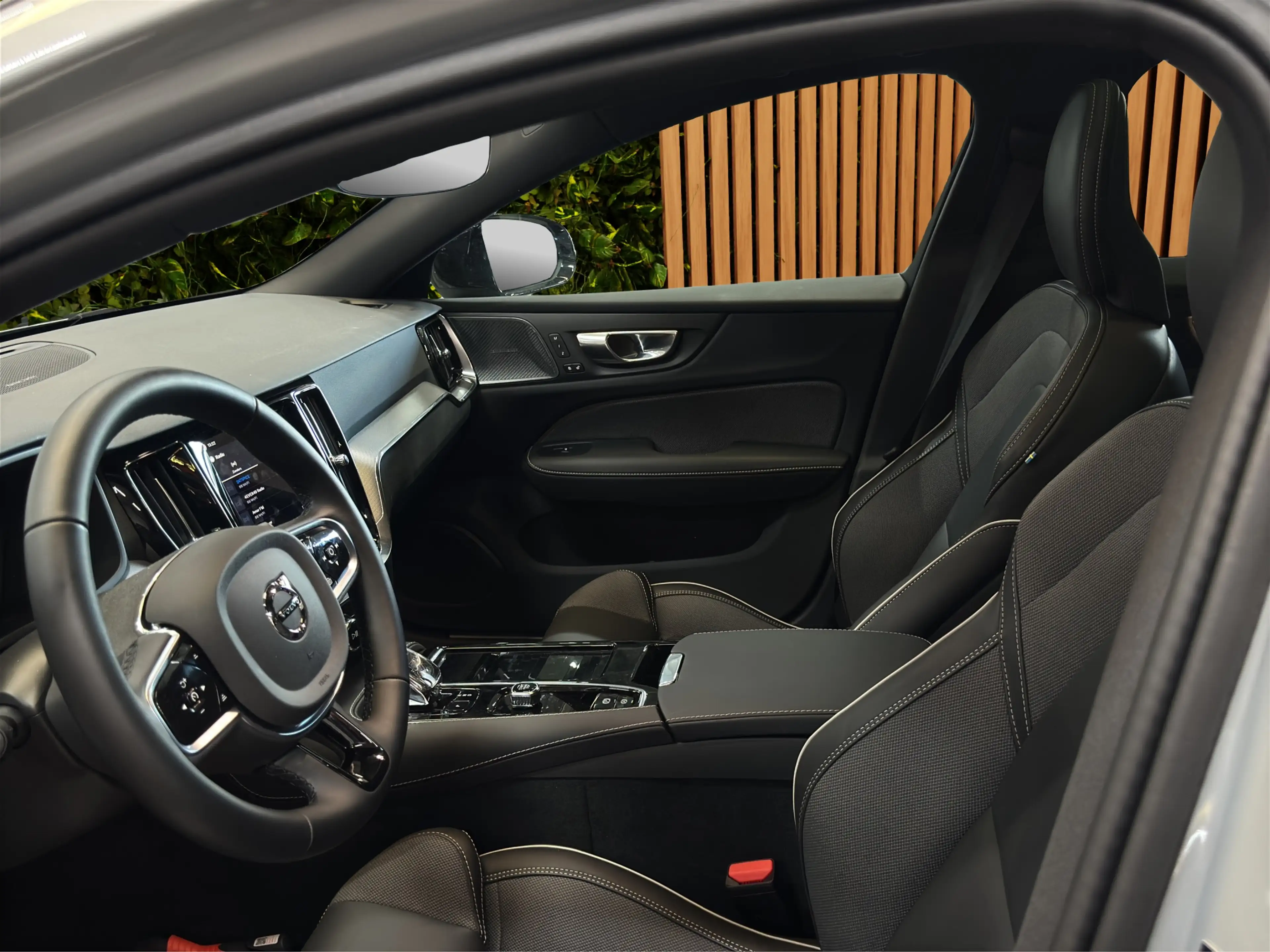 Volvo V60 2.0 T8 Plug-in hybrid AWD Plus Dark | Pano | Head- — photo 13