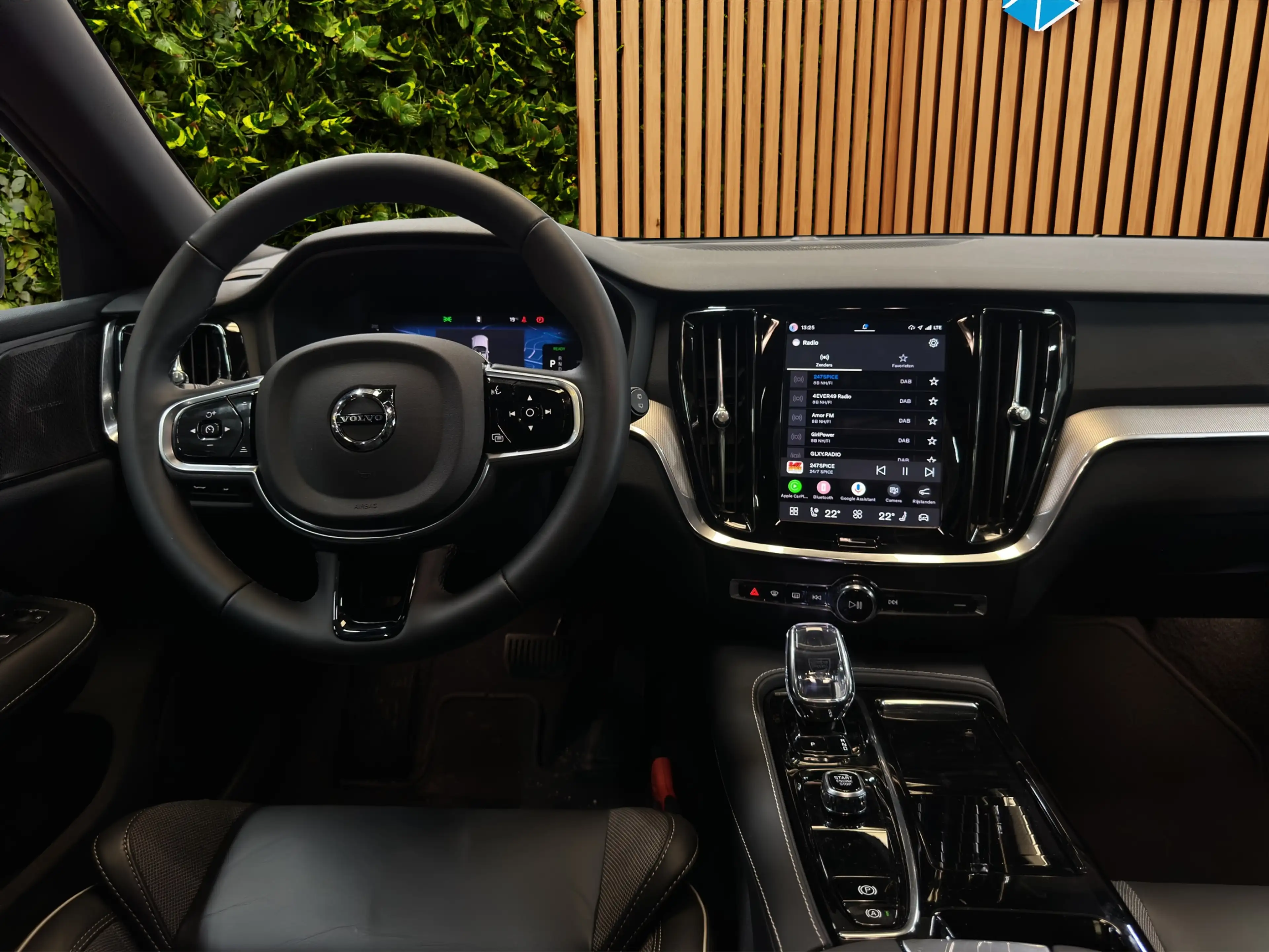 Volvo V60 2.0 T8 Plug-in hybrid AWD Plus Dark | Pano | Head- — photo 10