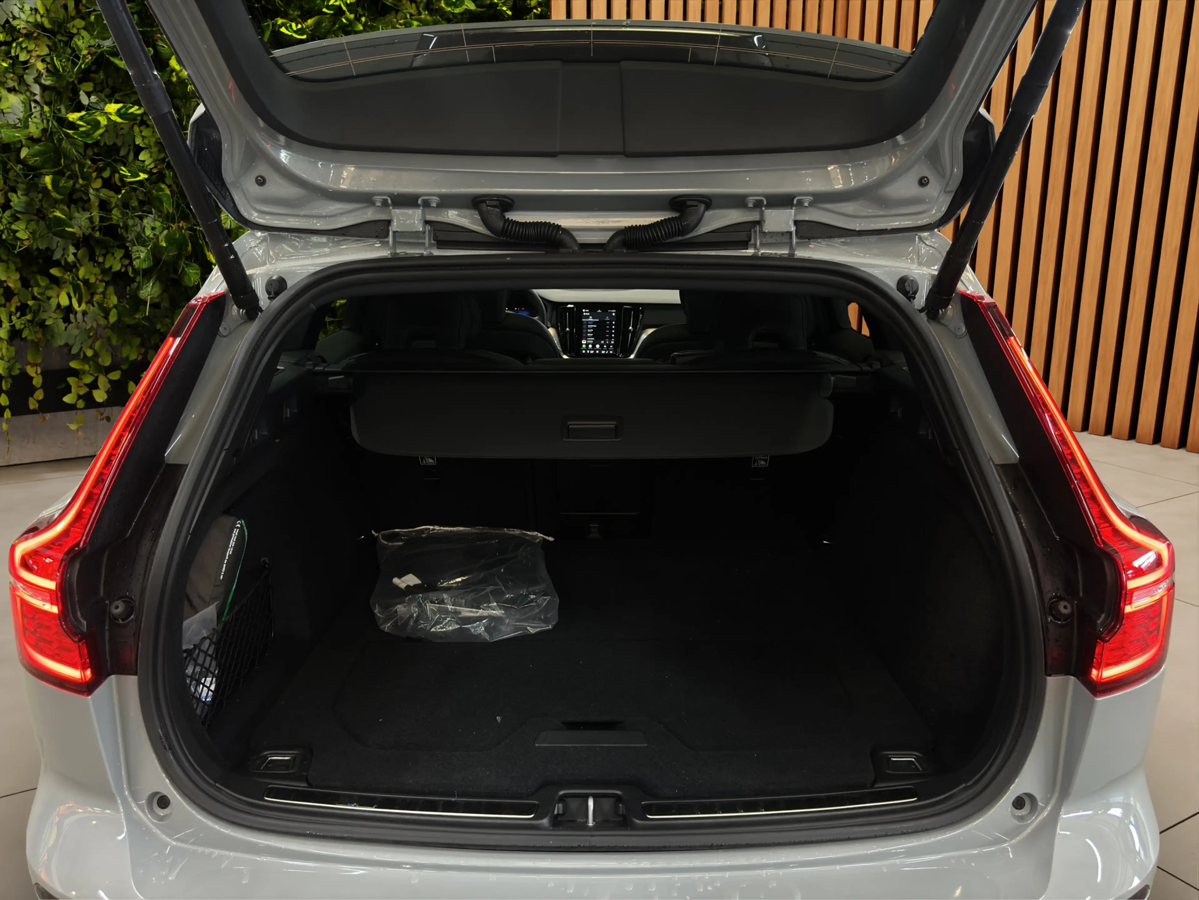 Volvo V60 2.0 T8 Plug-in hybrid AWD Plus Dark | Pano | Head- — photo 9