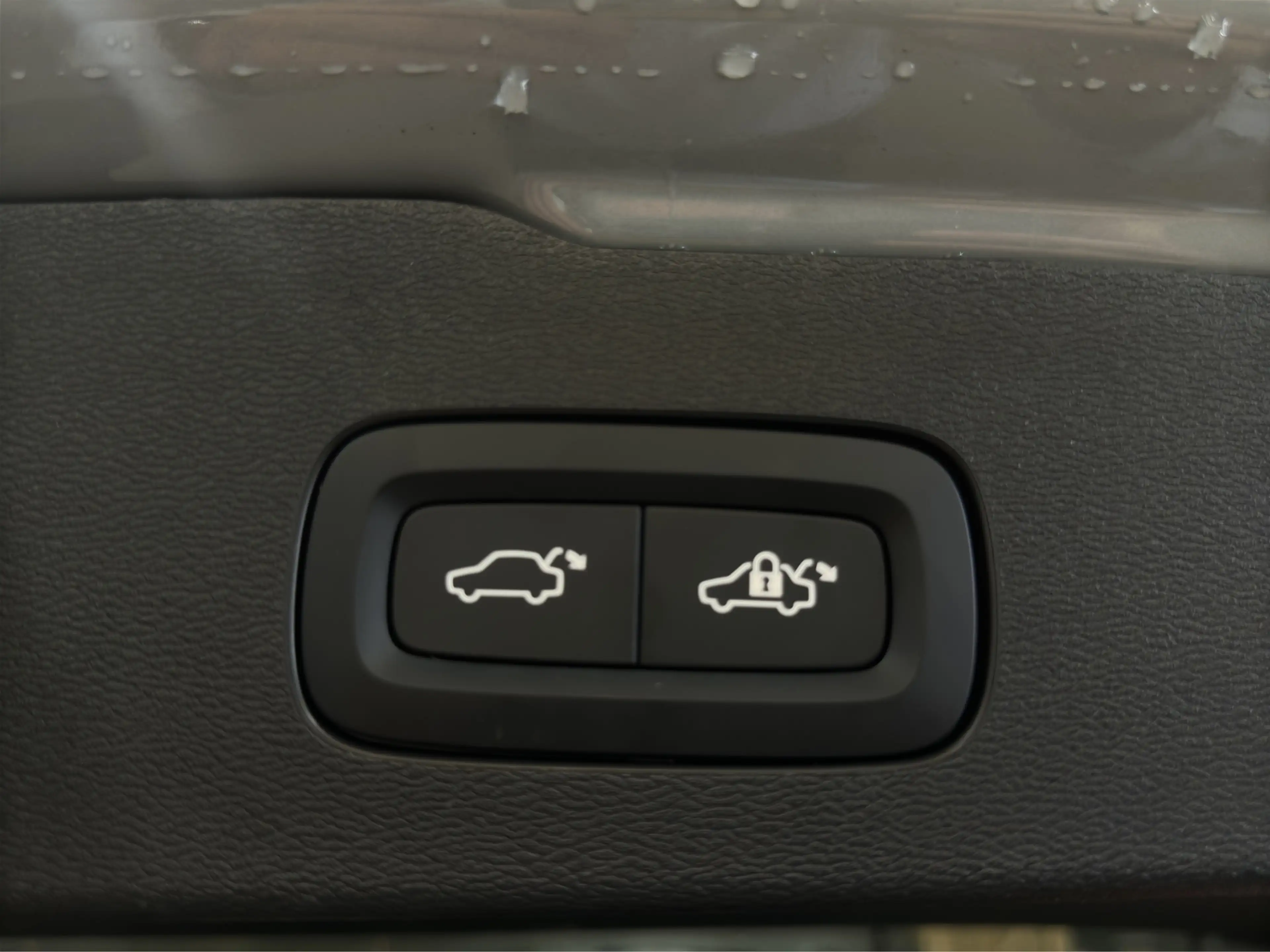 Volvo V60 2.0 T8 Plug-in hybrid AWD Plus Dark | Pano | Head- — photo 19