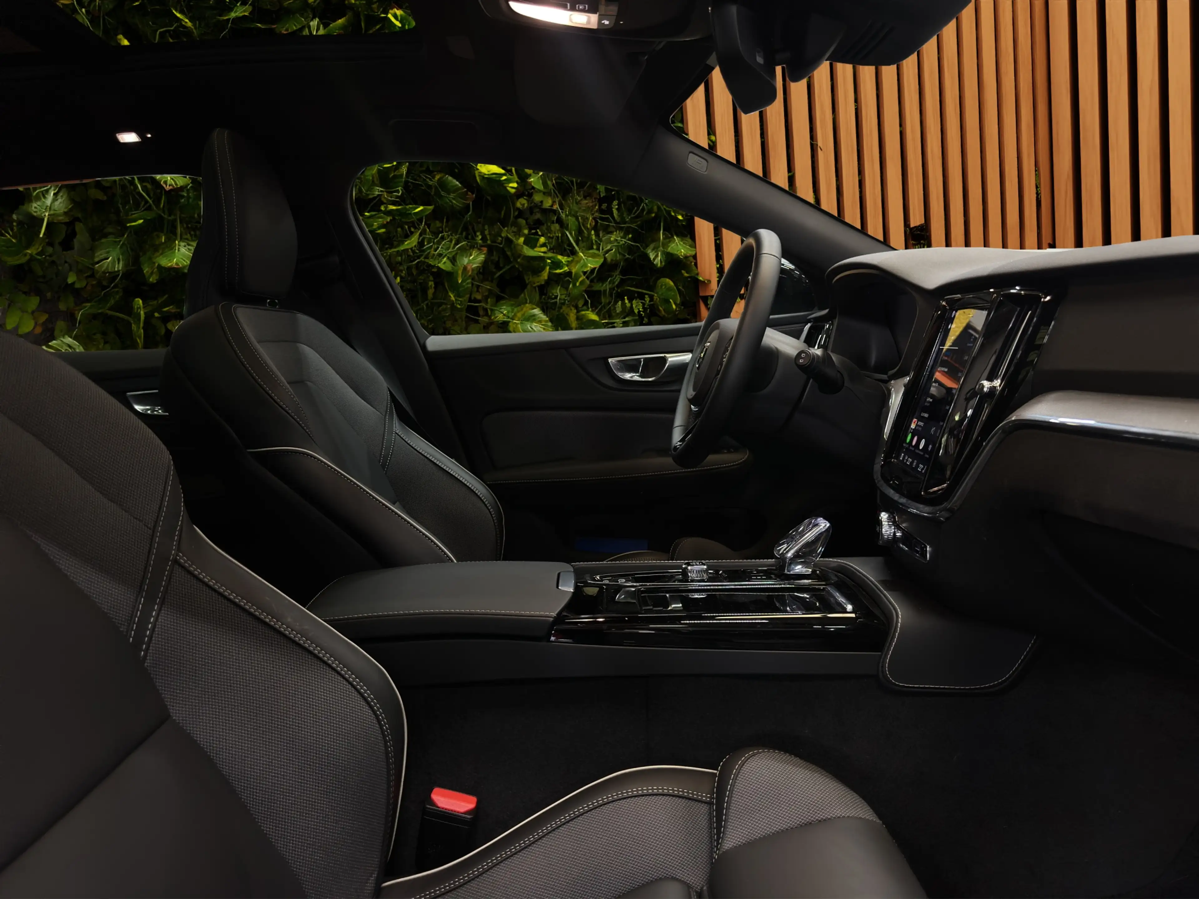 Volvo V60 2.0 T8 Plug-in hybrid AWD Plus Dark | Pano | Head- — photo 12
