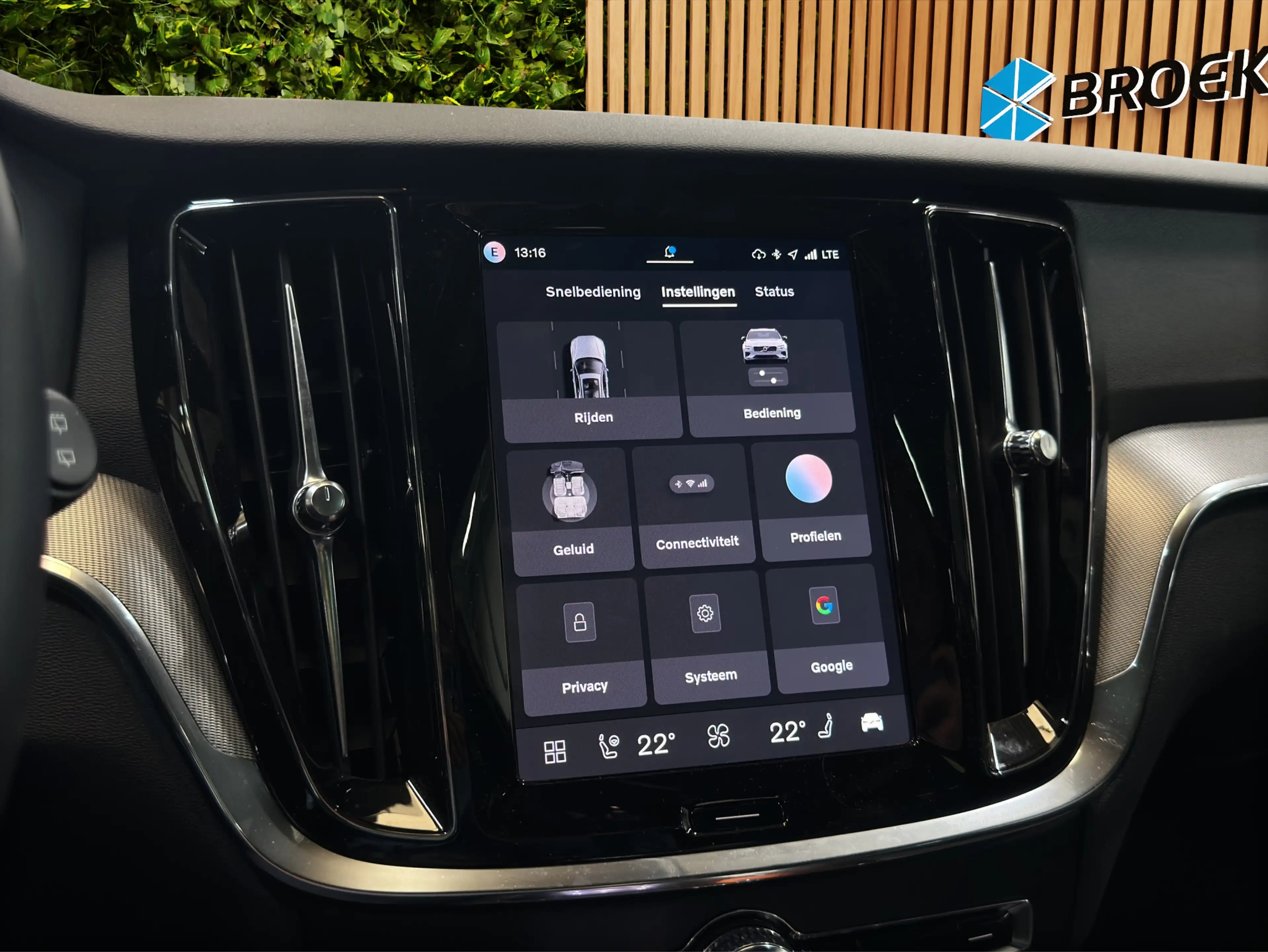 Volvo V60 2.0 T8 Plug-in hybrid AWD Plus Dark | Pano | Head- — photo 25