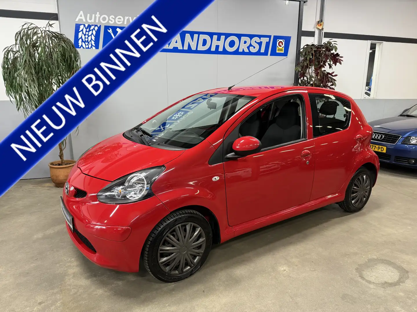 Toyota Aygo 1.0-12V + Rood - 1