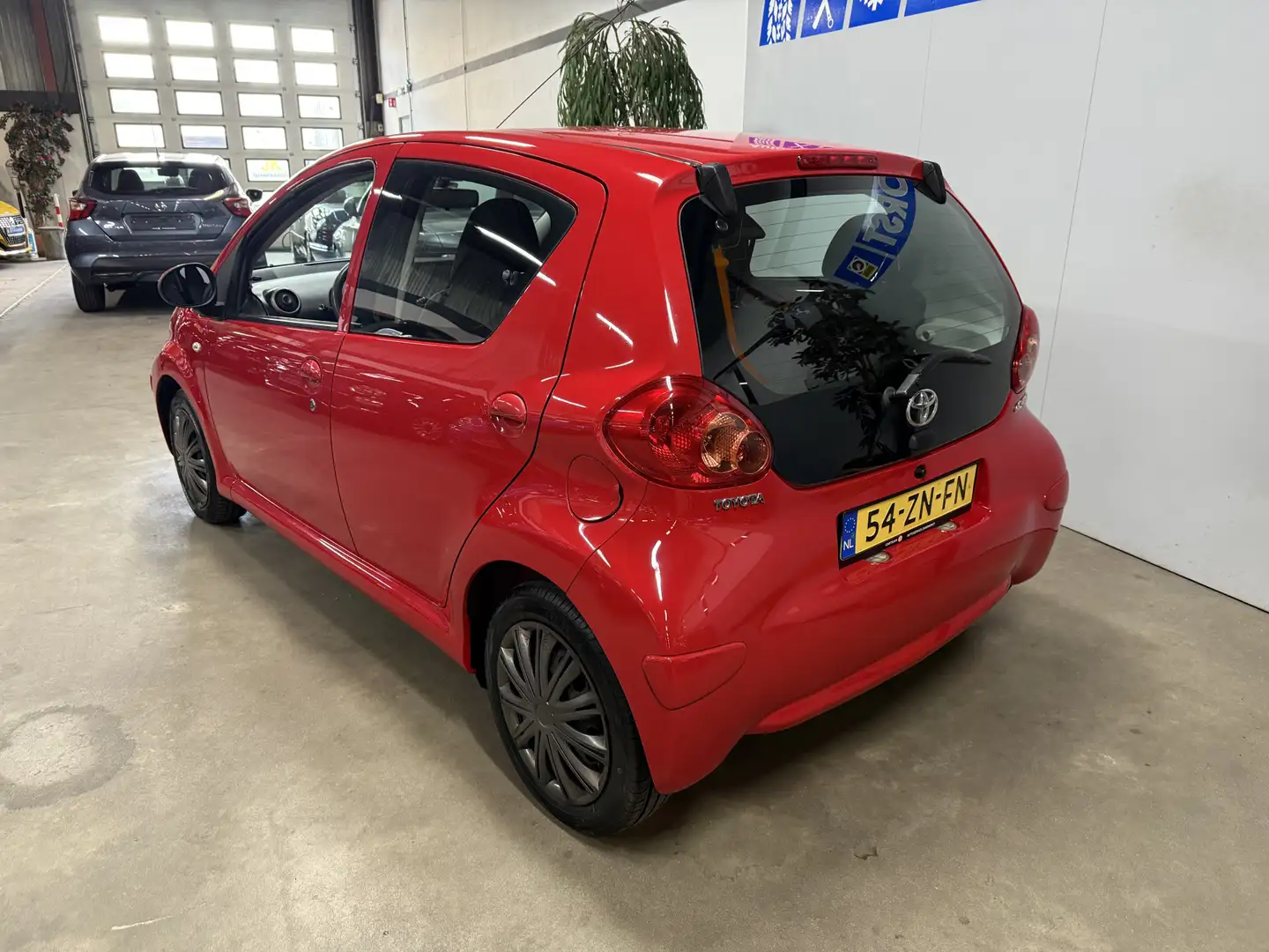 Toyota Aygo 1.0-12V + Rood - 2