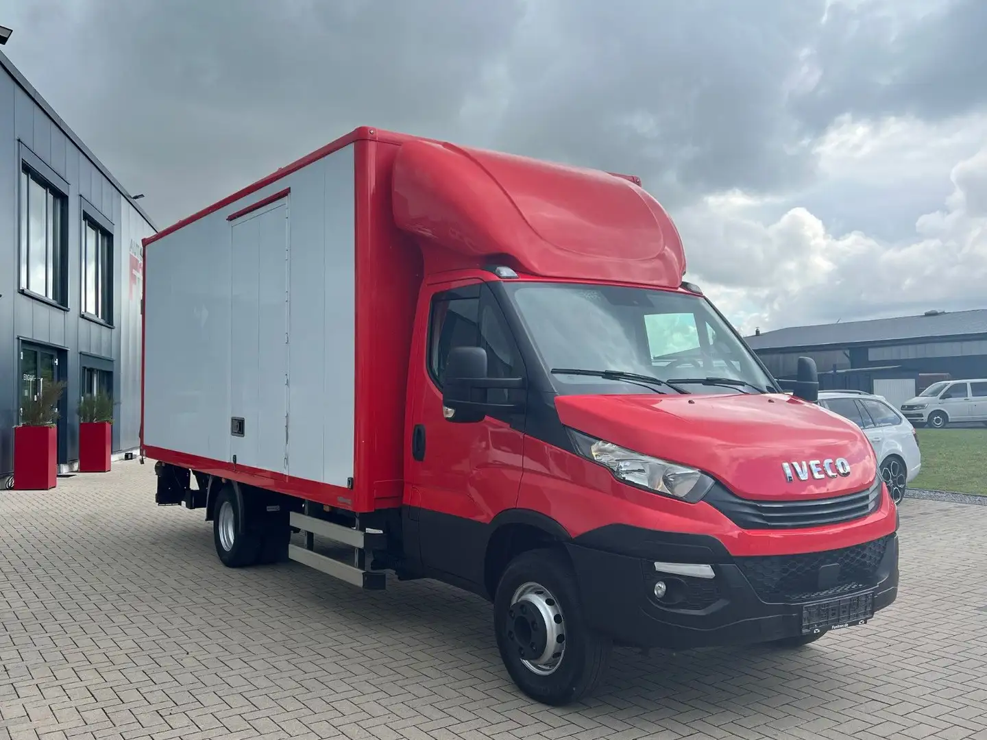 Iveco Daily Koffer 70C18 AUTOMATIK LÜFTFEDERUNG LADEBO Rosso - 2