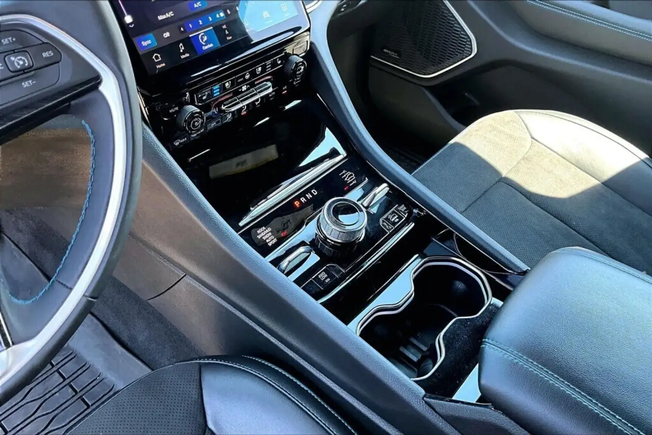 Jeep Grand Cherokee снимка Jeep Grand Cherokee
