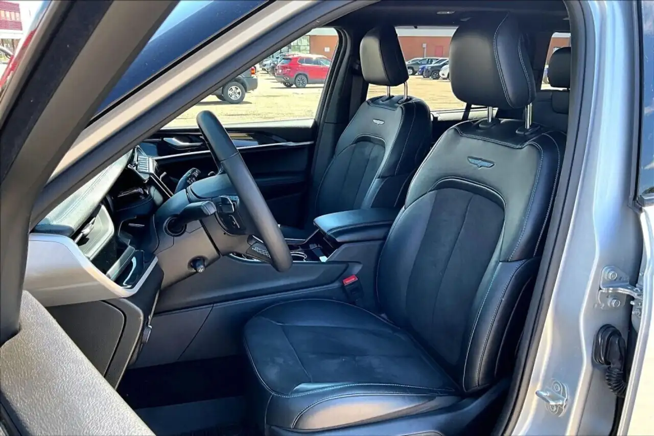 Jeep Grand Cherokee снимка Jeep Grand Cherokee
