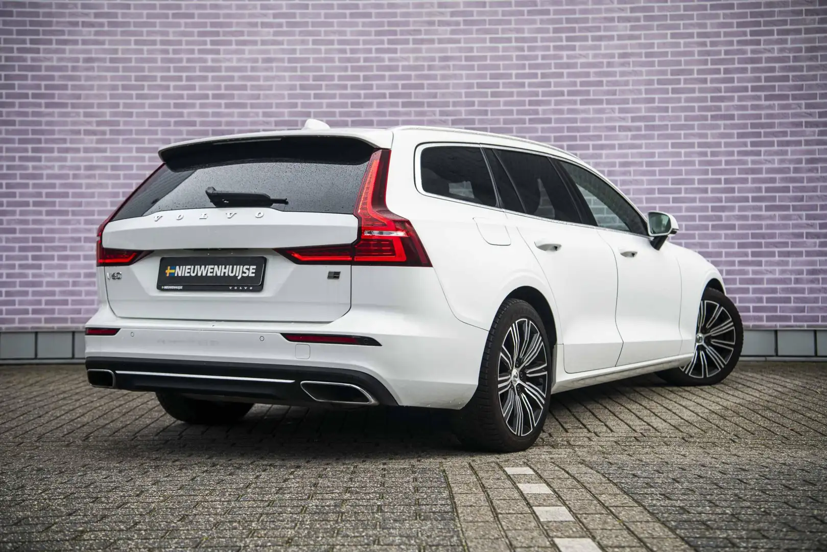 Volvo V60 2.0 T8 Twin Engine AWD Inscription | Trekhaak | St Wit - 2