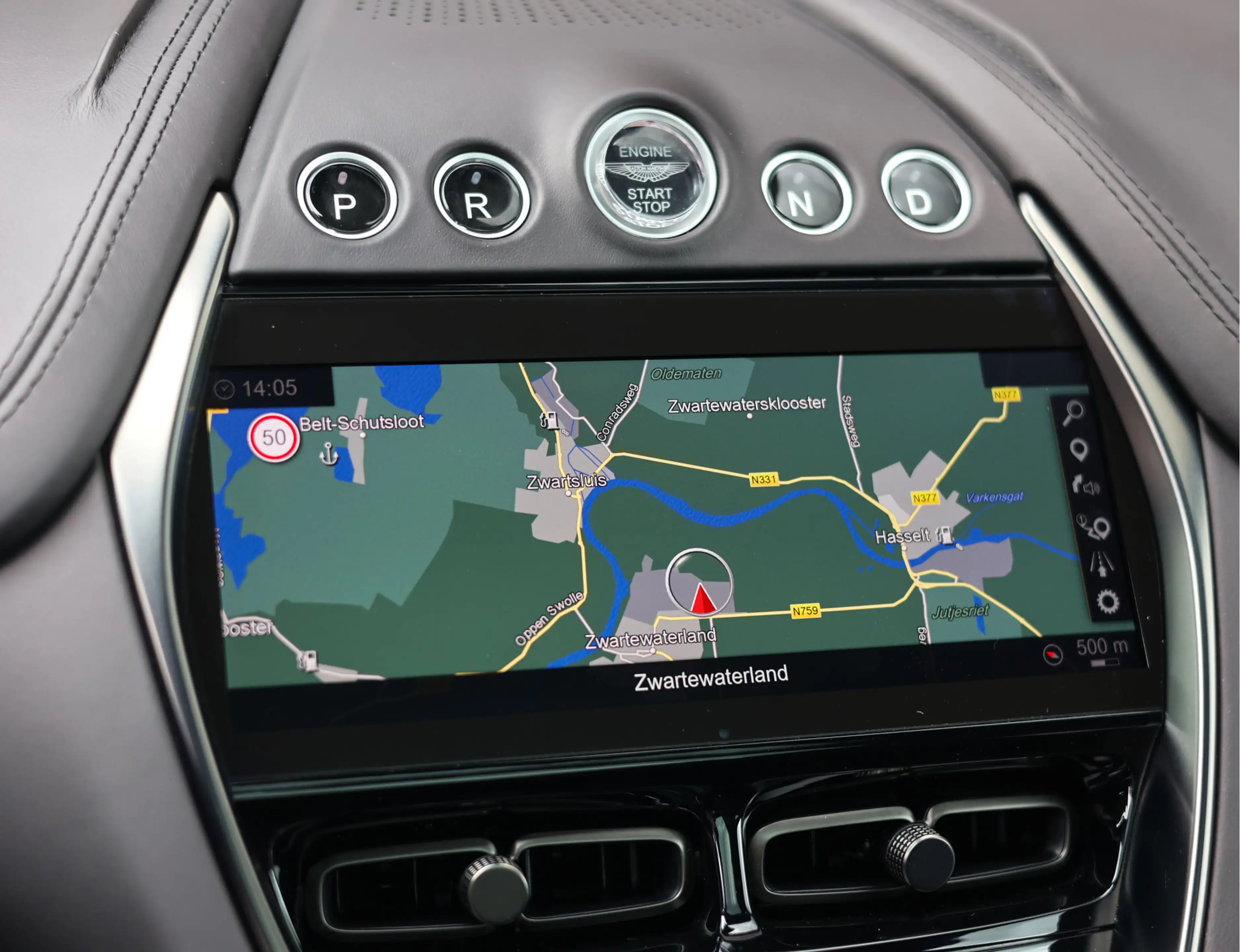 Aston Martin DBX 4.0 V8 — photo 42