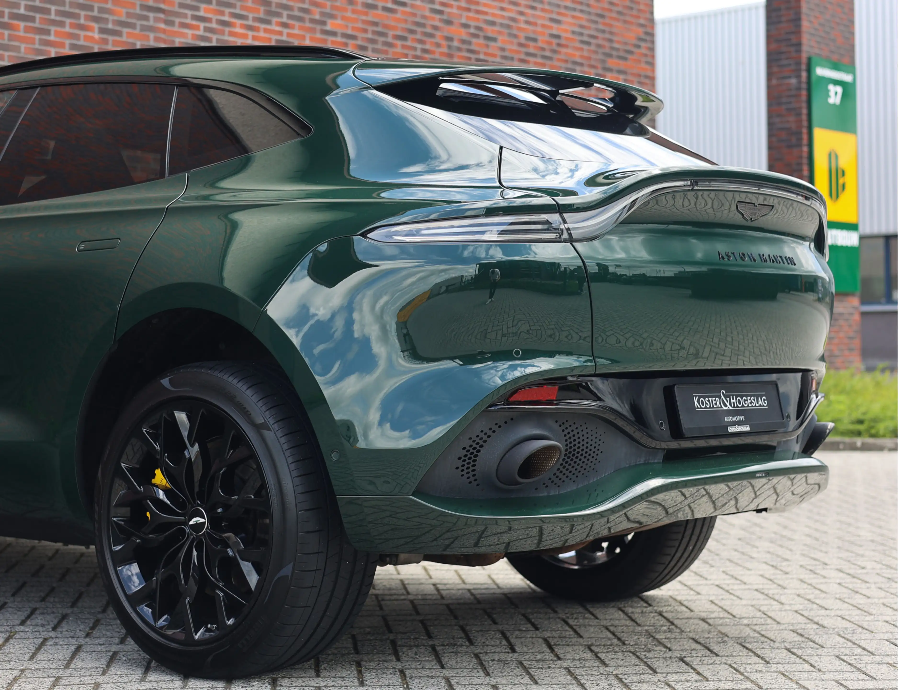 Aston Martin DBX 4.0 V8 — photo 10