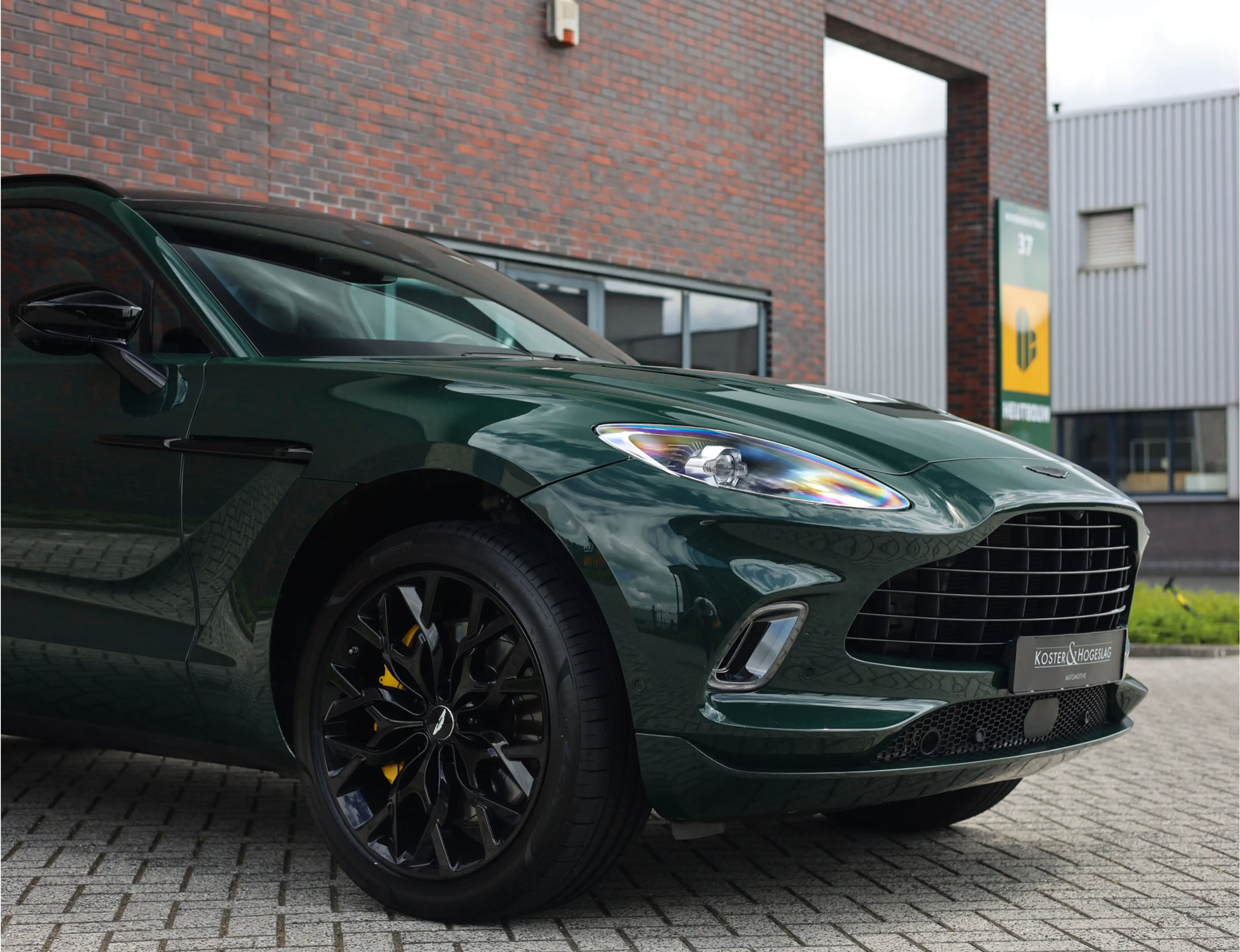 Aston Martin DBX 4.0 V8 — photo 8