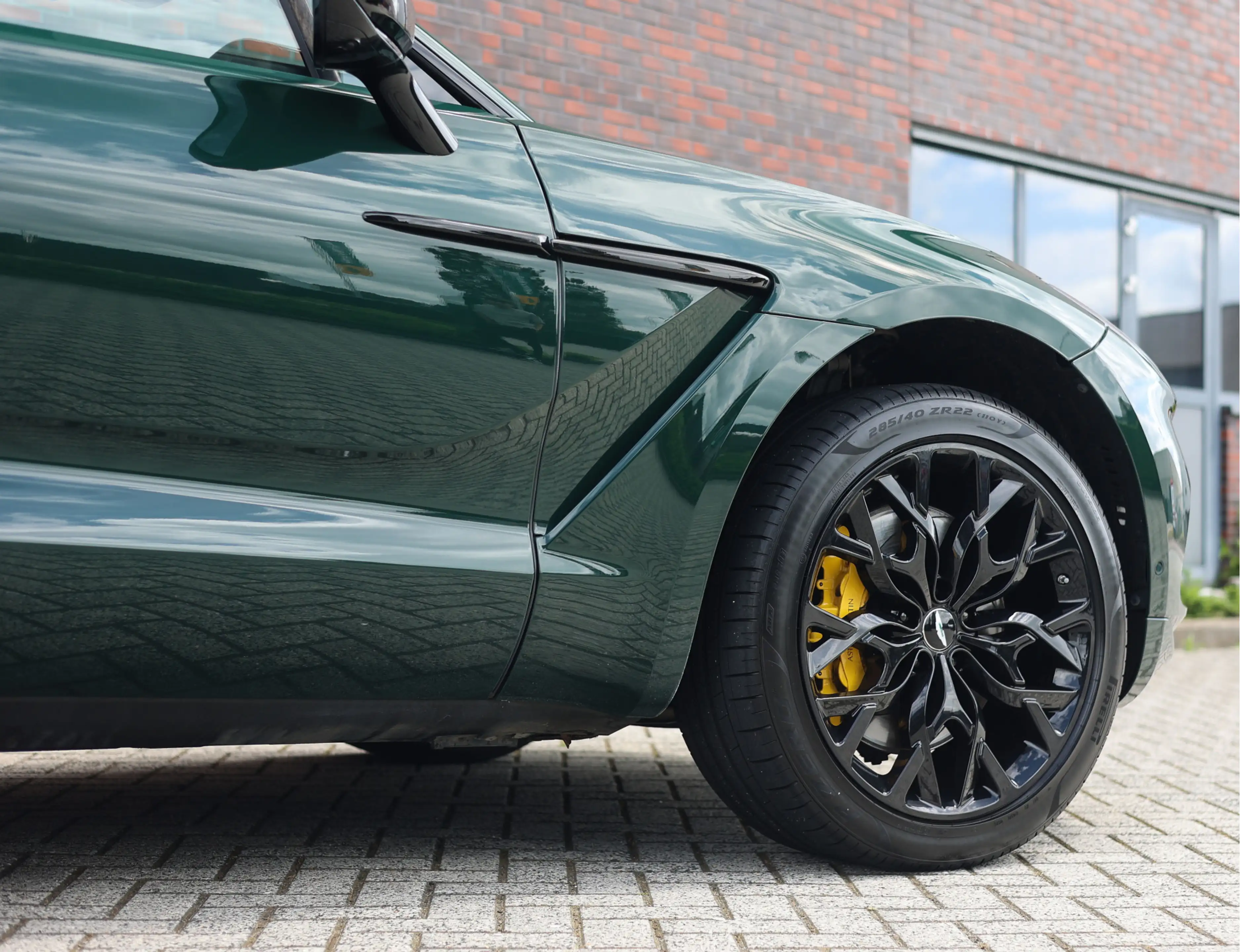 Aston Martin DBX 4.0 V8 — photo 19