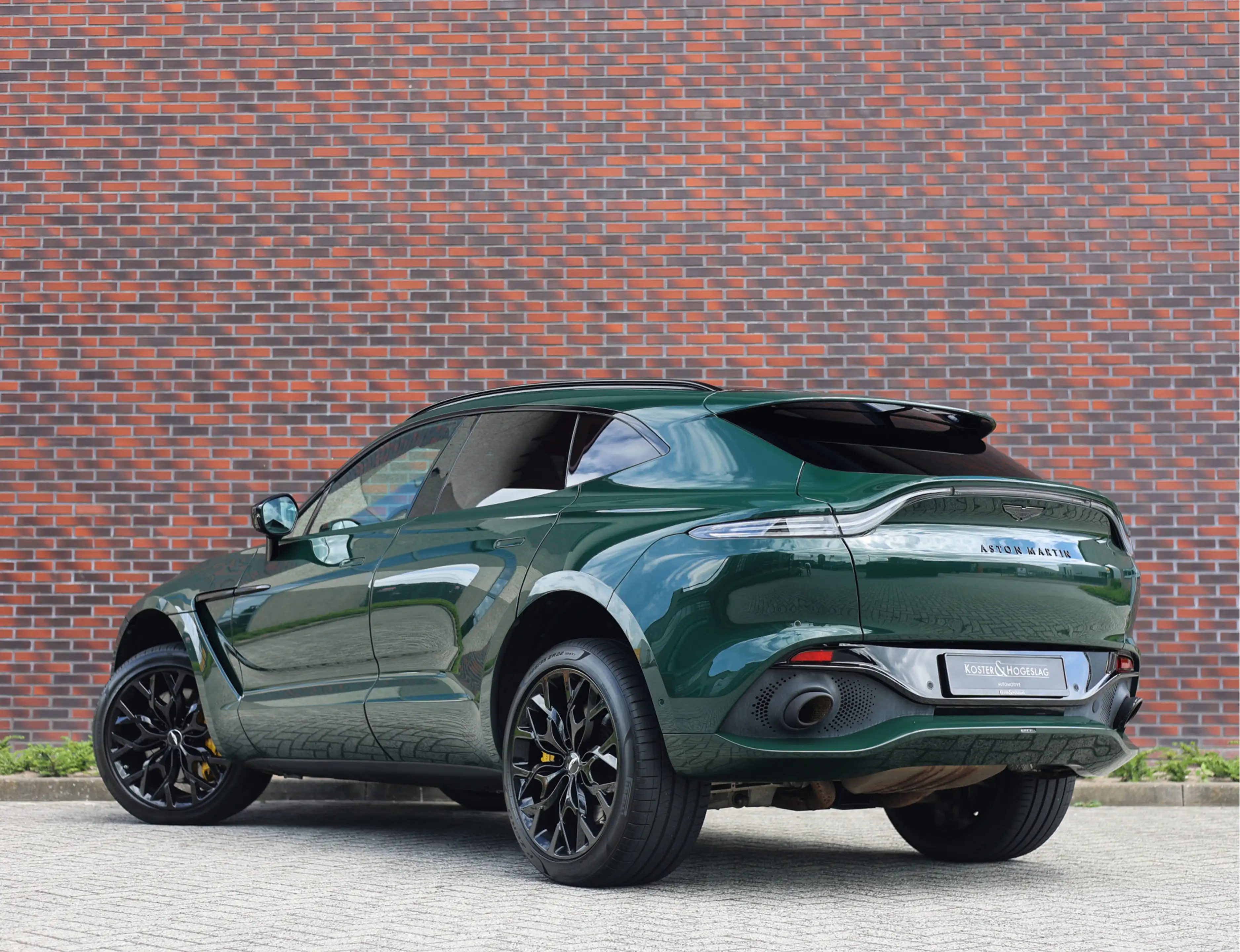 Aston Martin DBX 4.0 V8 — photo 2
