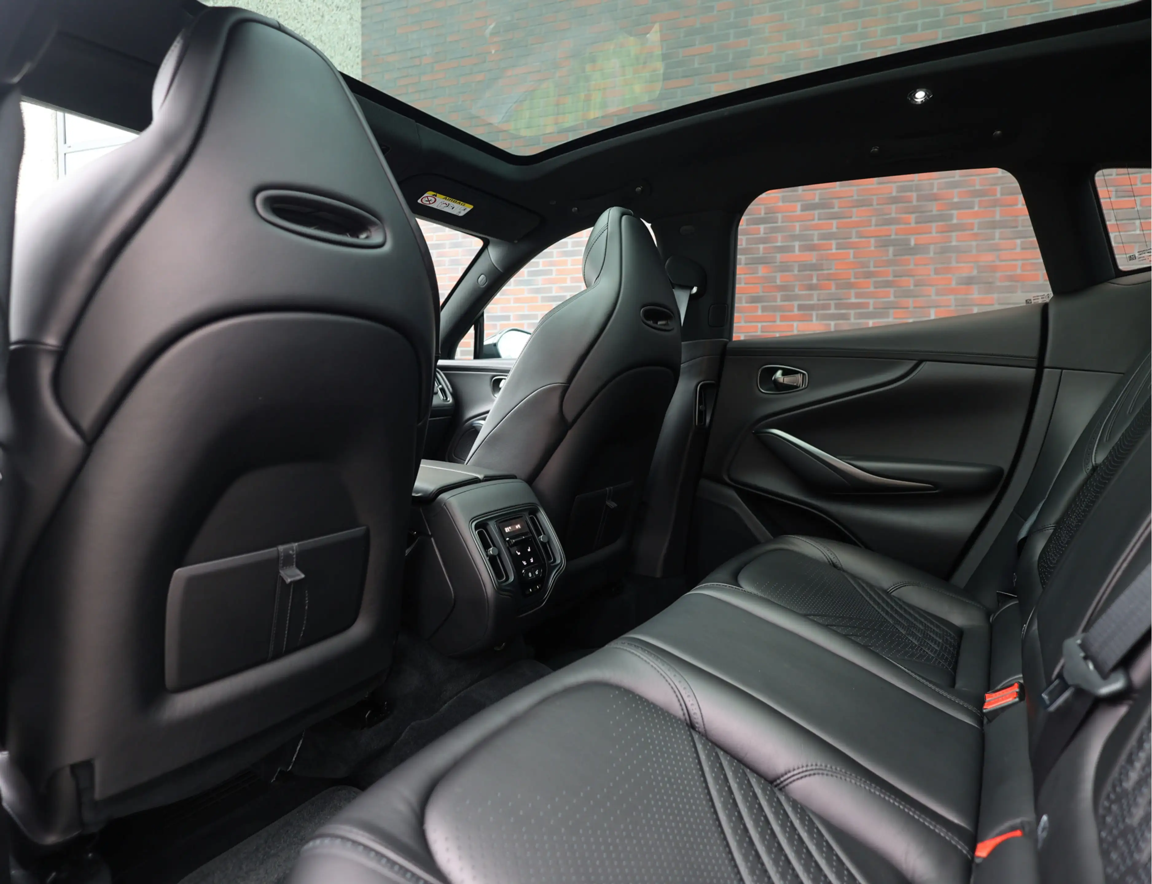 Aston Martin DBX 4.0 V8 — photo 27