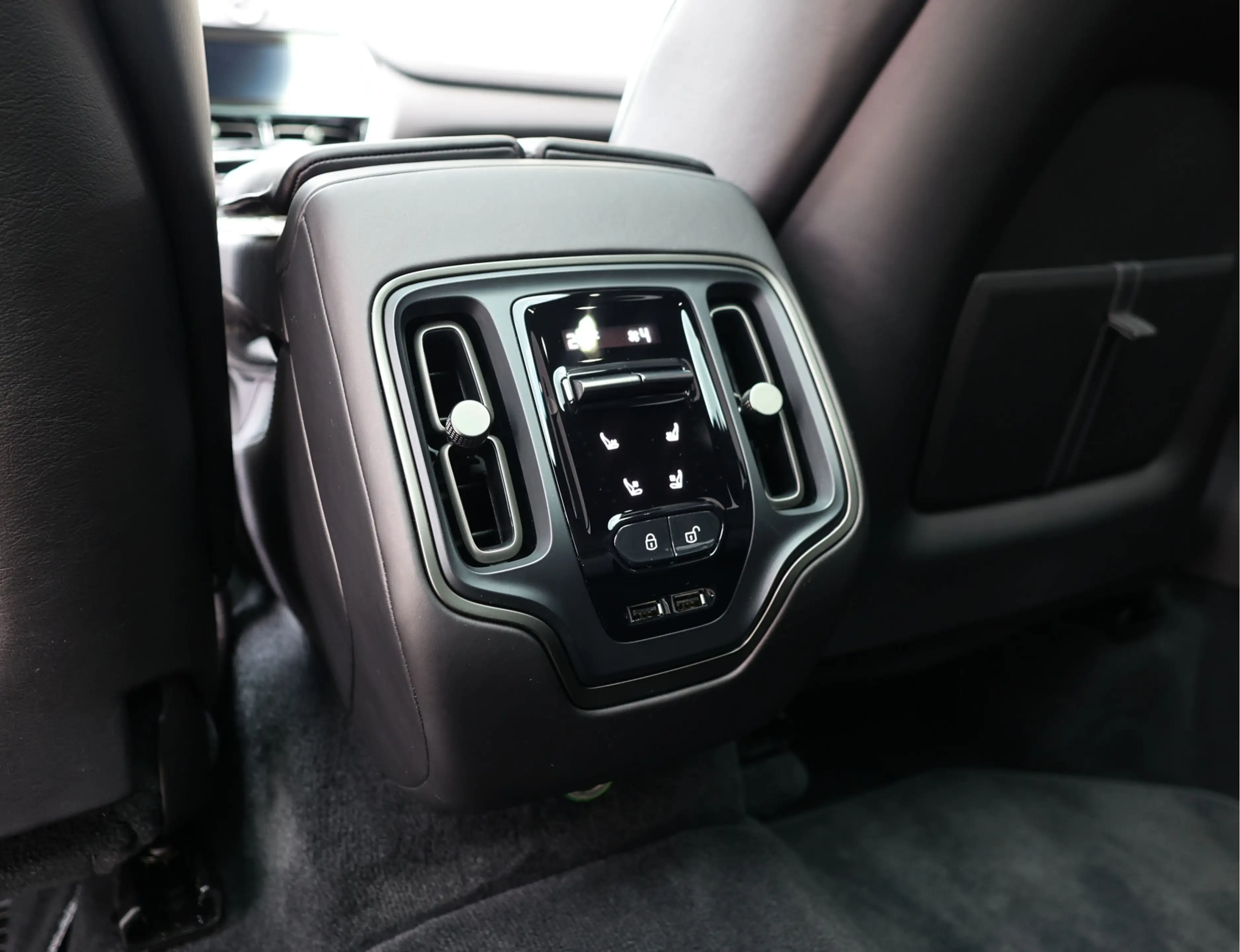 Aston Martin DBX 4.0 V8 — photo 28