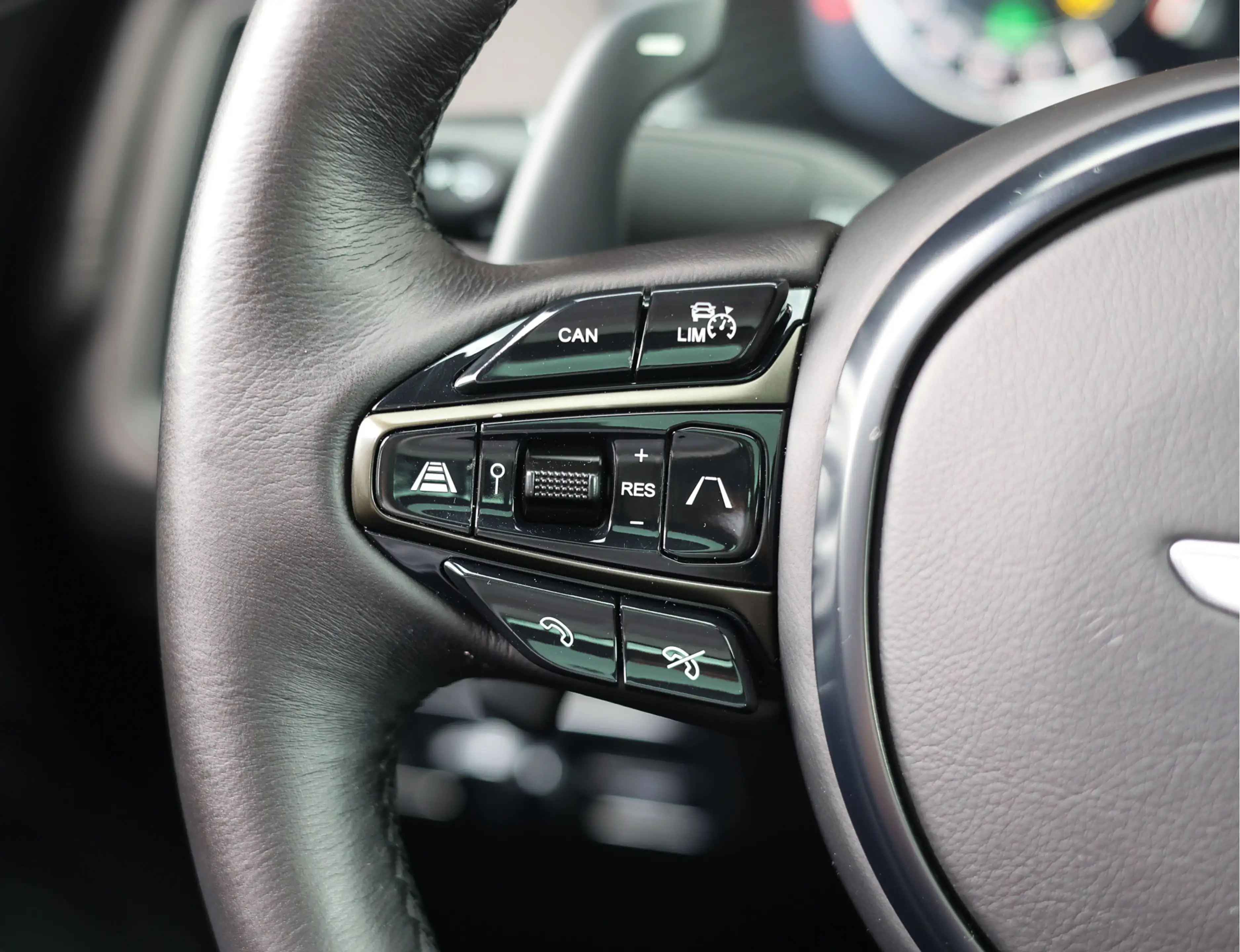 Aston Martin DBX 4.0 V8 — photo 31