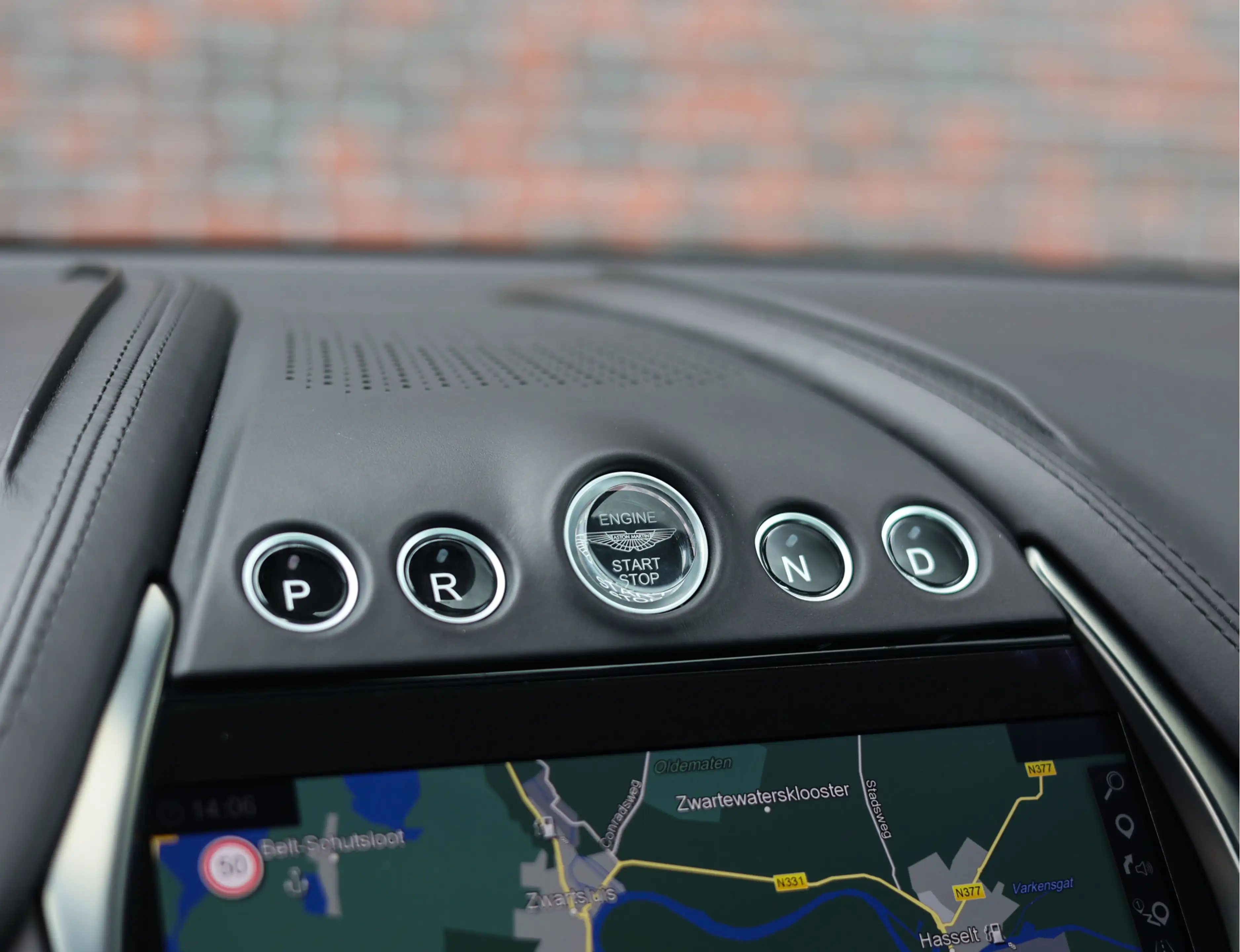 Aston Martin DBX 4.0 V8 — photo 34