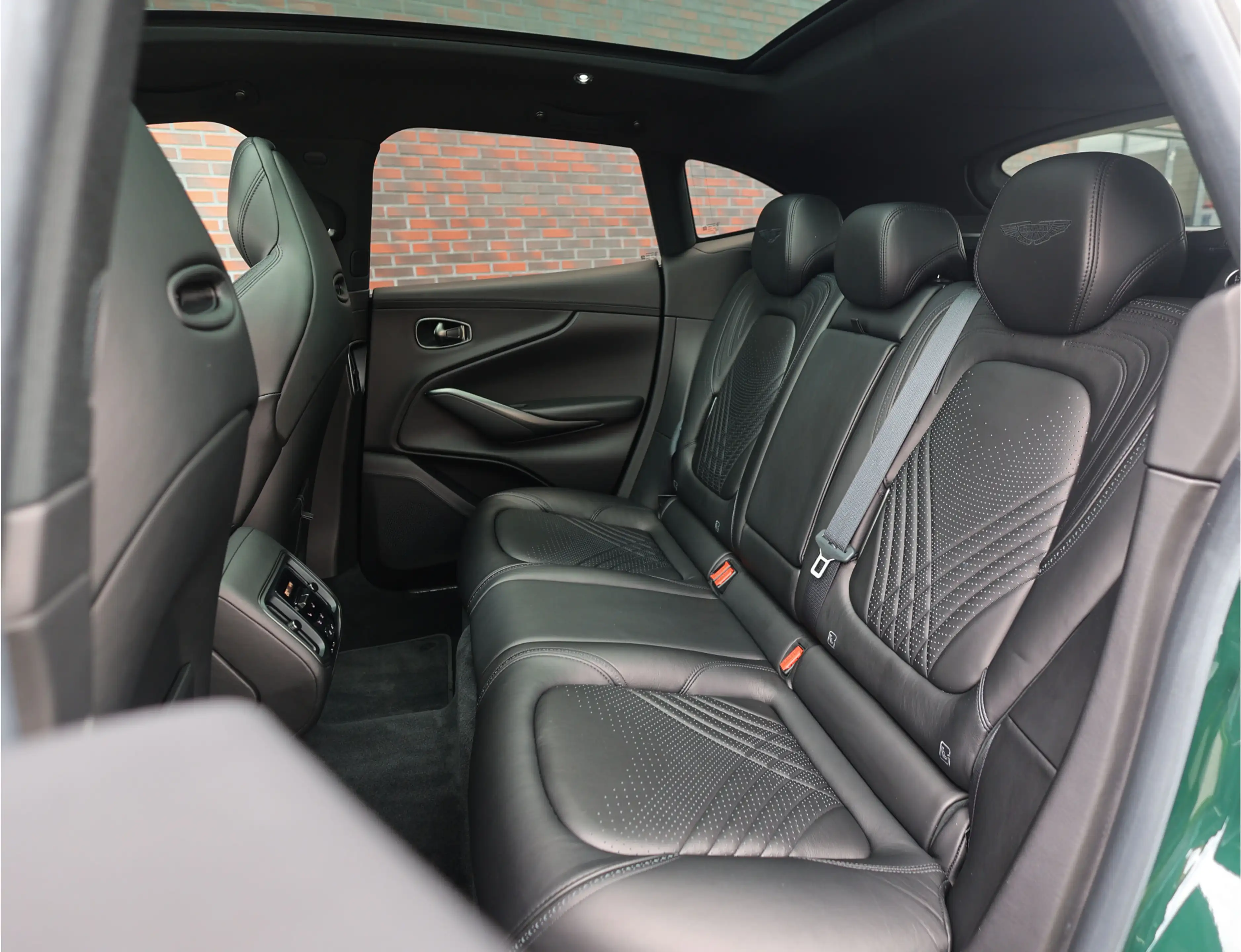 Aston Martin DBX 4.0 V8 — photo 26
