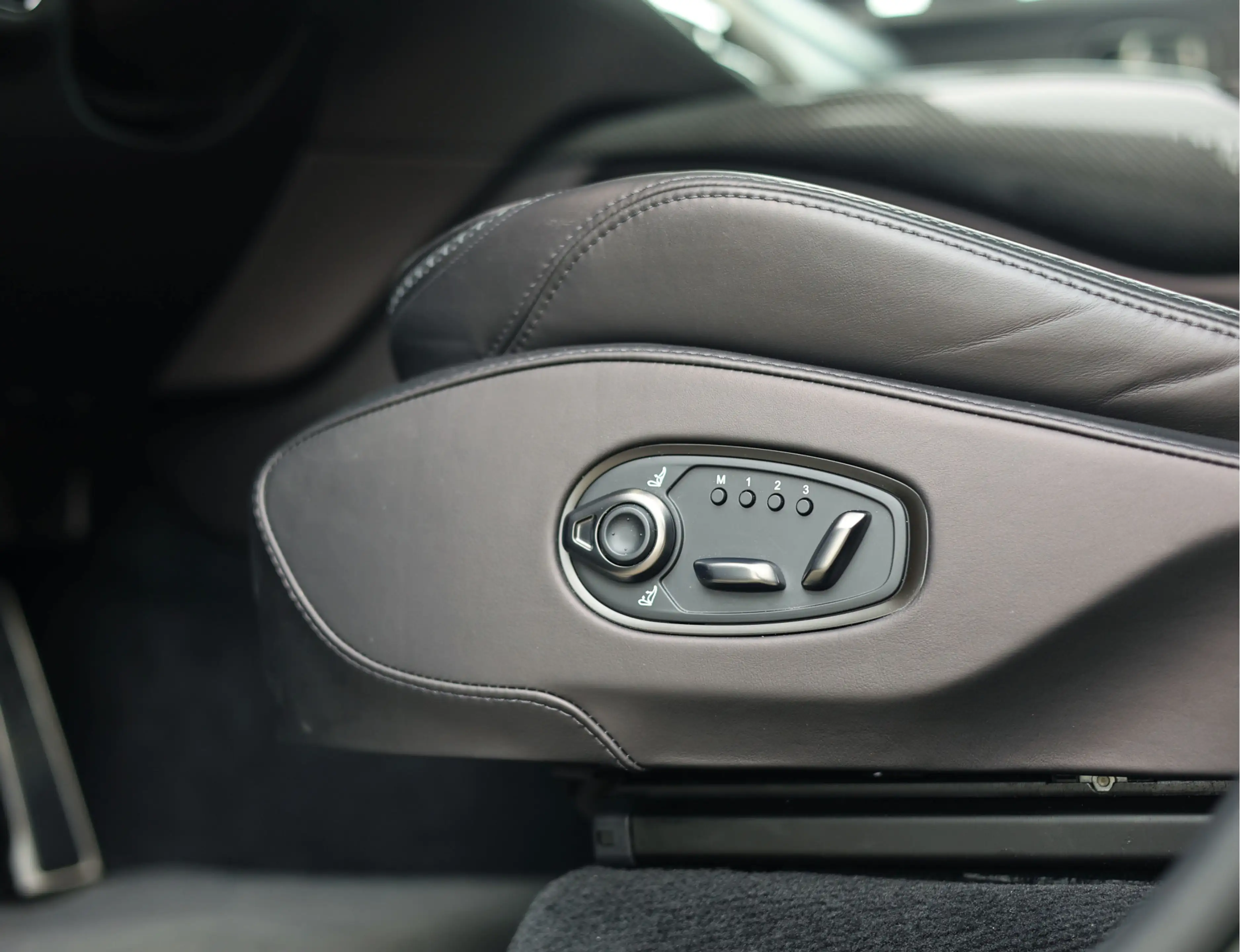 Aston Martin DBX 4.0 V8 — photo 24