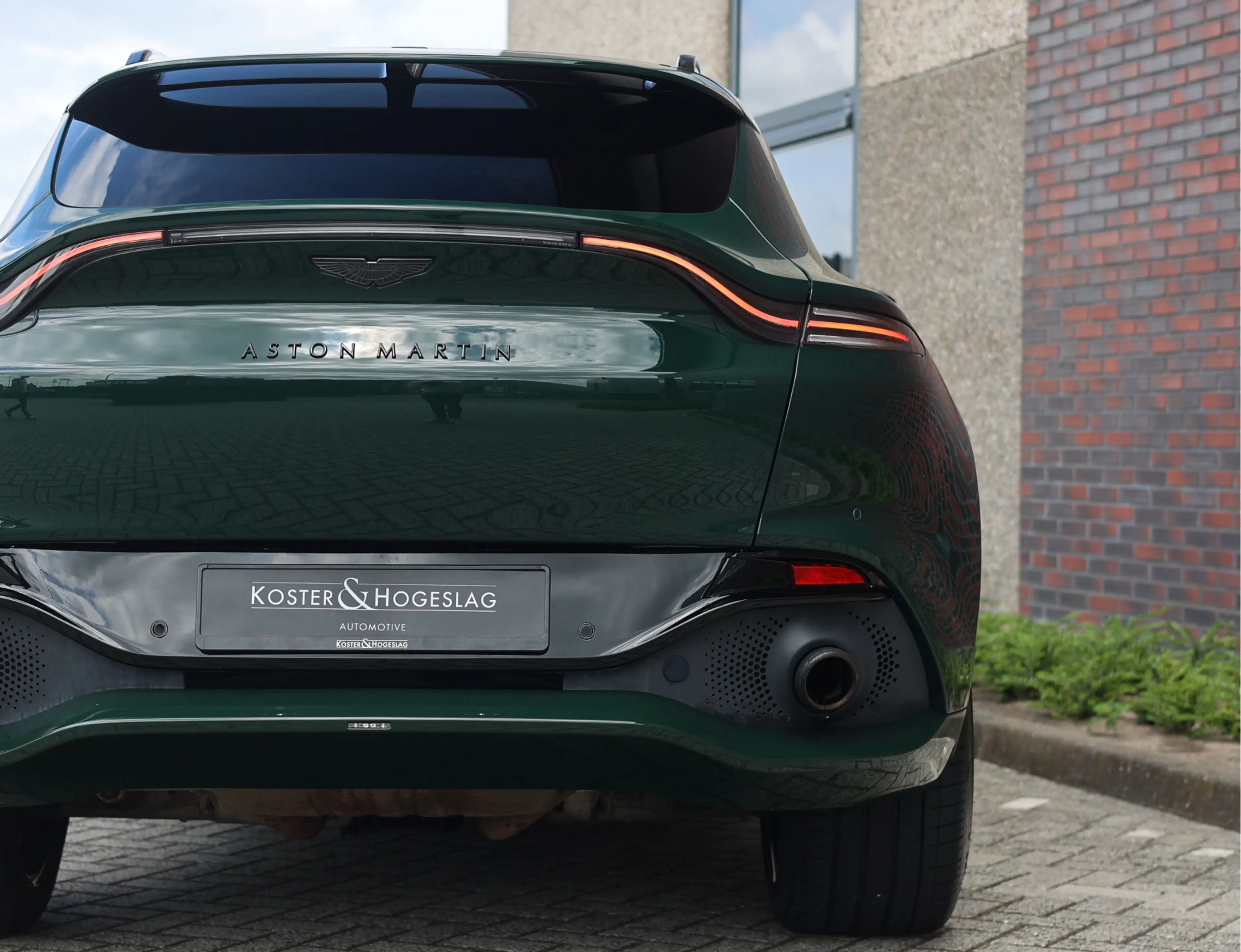 Aston Martin DBX 4.0 V8 — photo 13