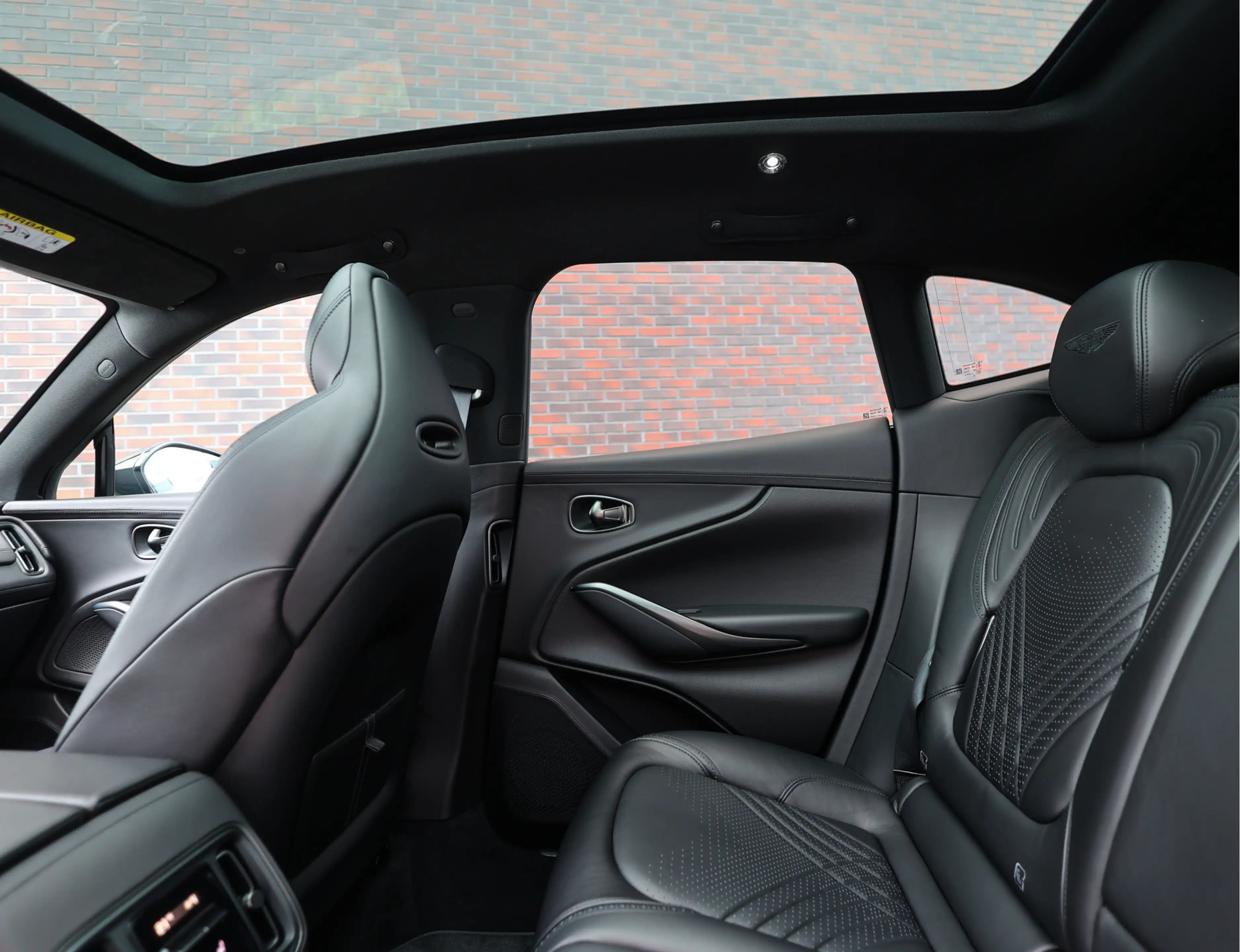 Aston Martin DBX 4.0 V8 — photo 29