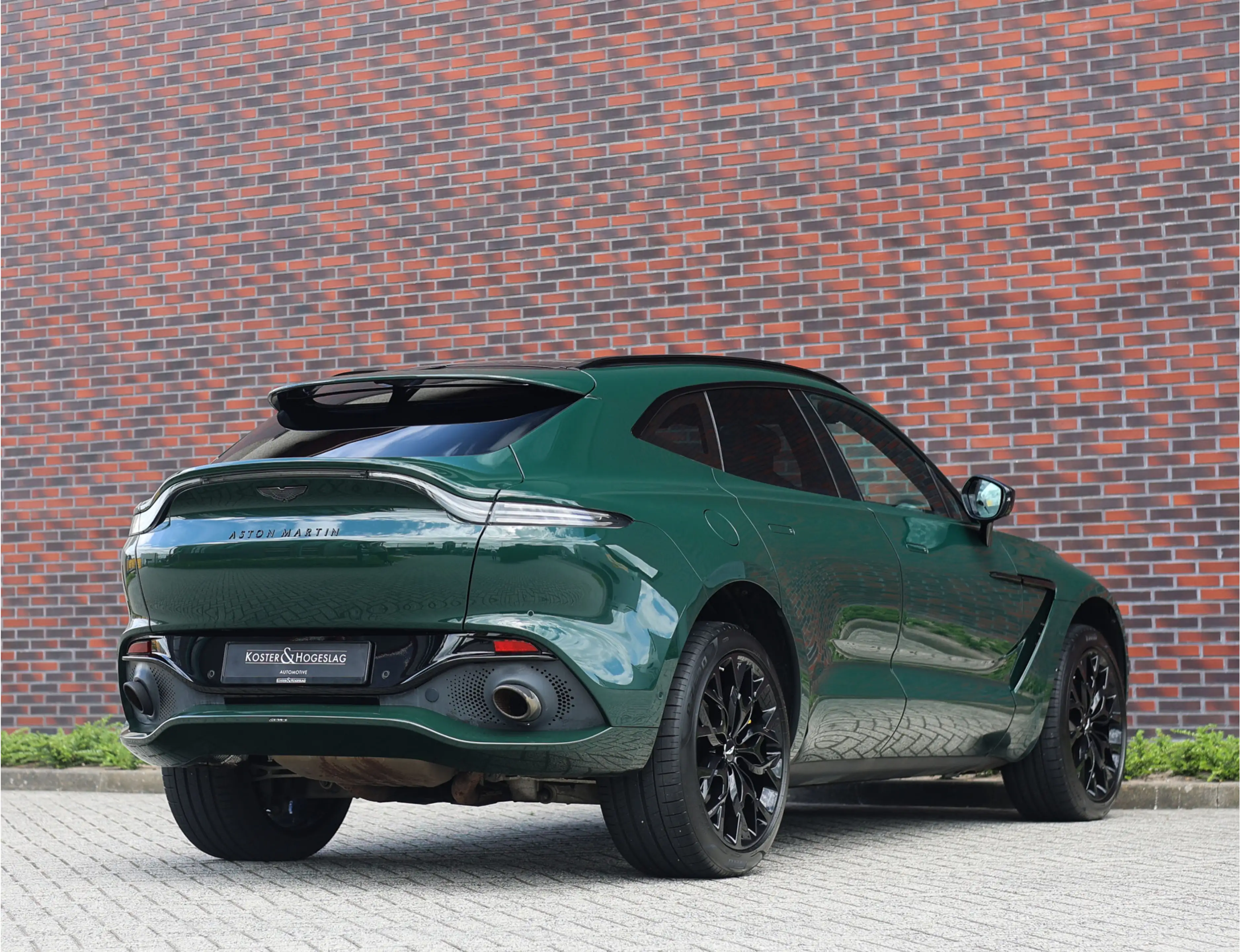 Aston Martin DBX 4.0 V8 — photo 17