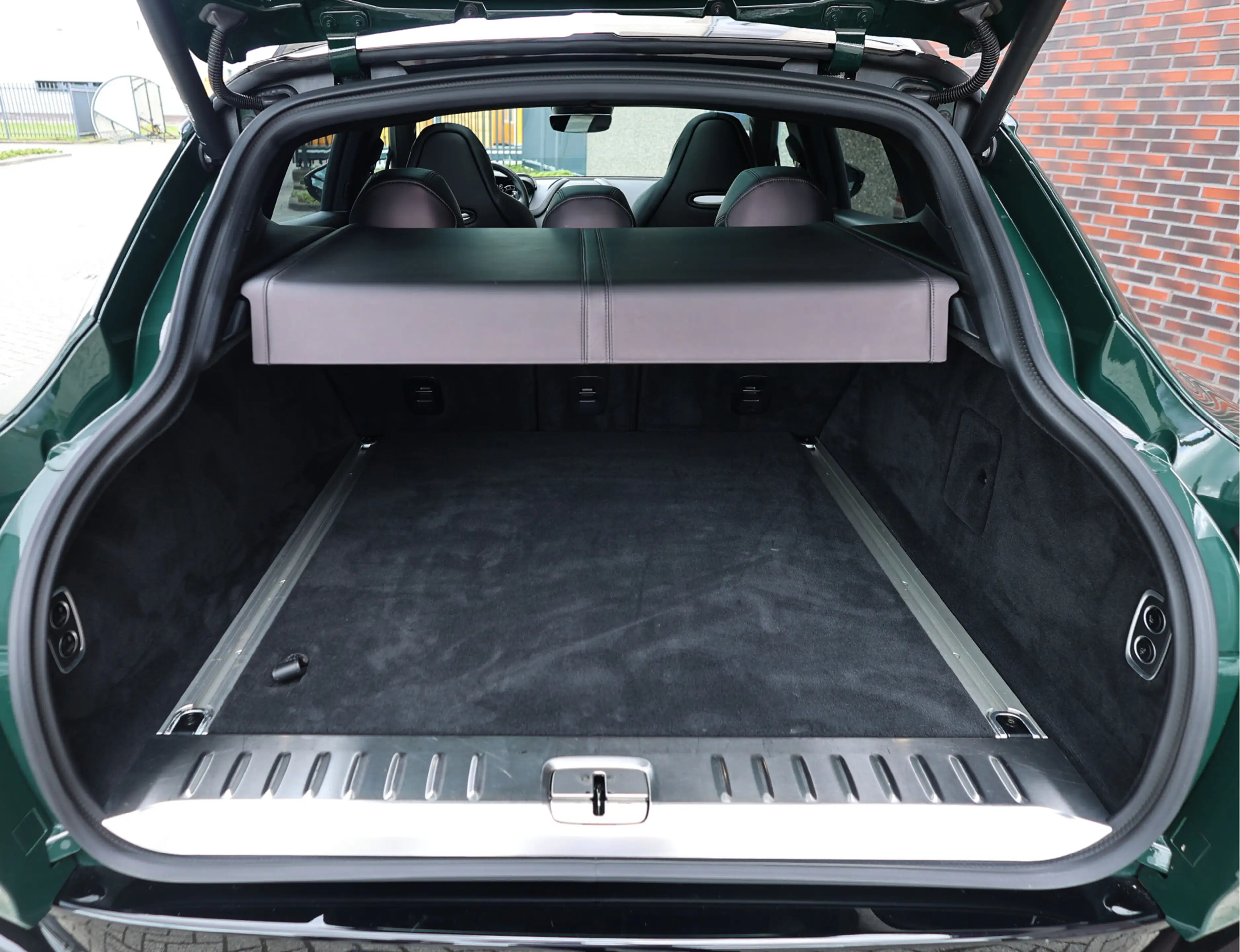 Aston Martin DBX 4.0 V8 — photo 21