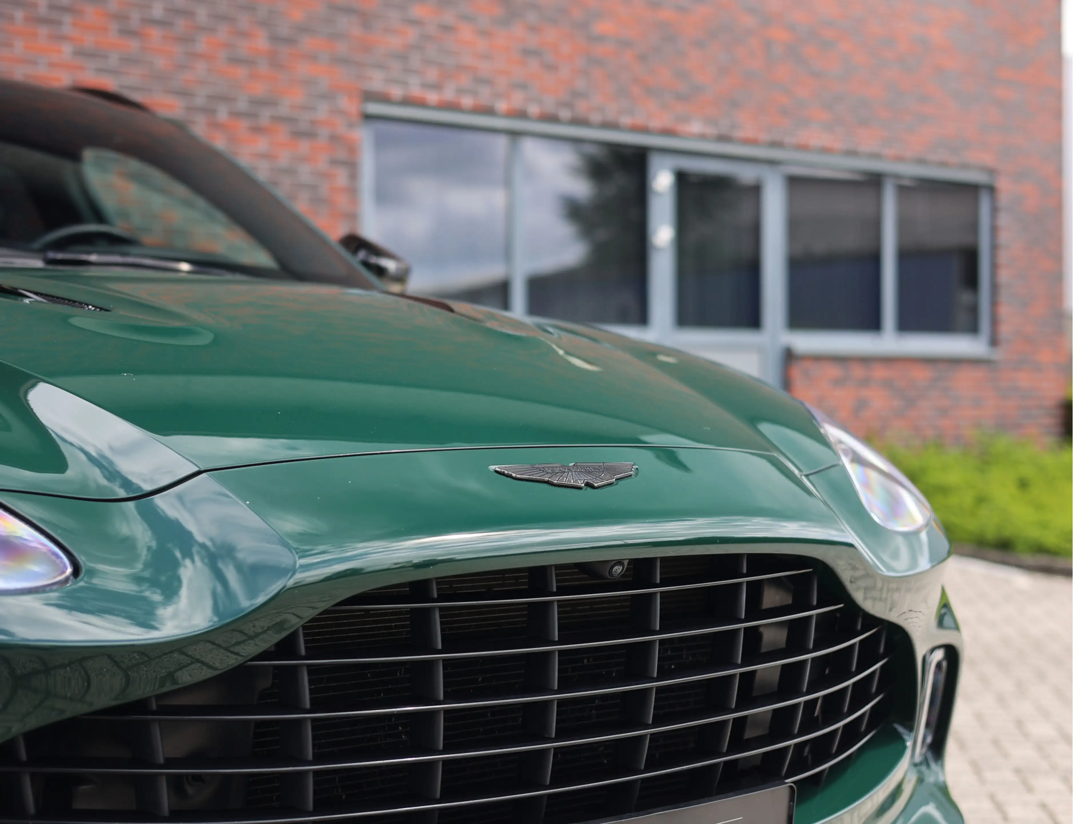 Aston Martin DBX 4.0 V8 — photo 9