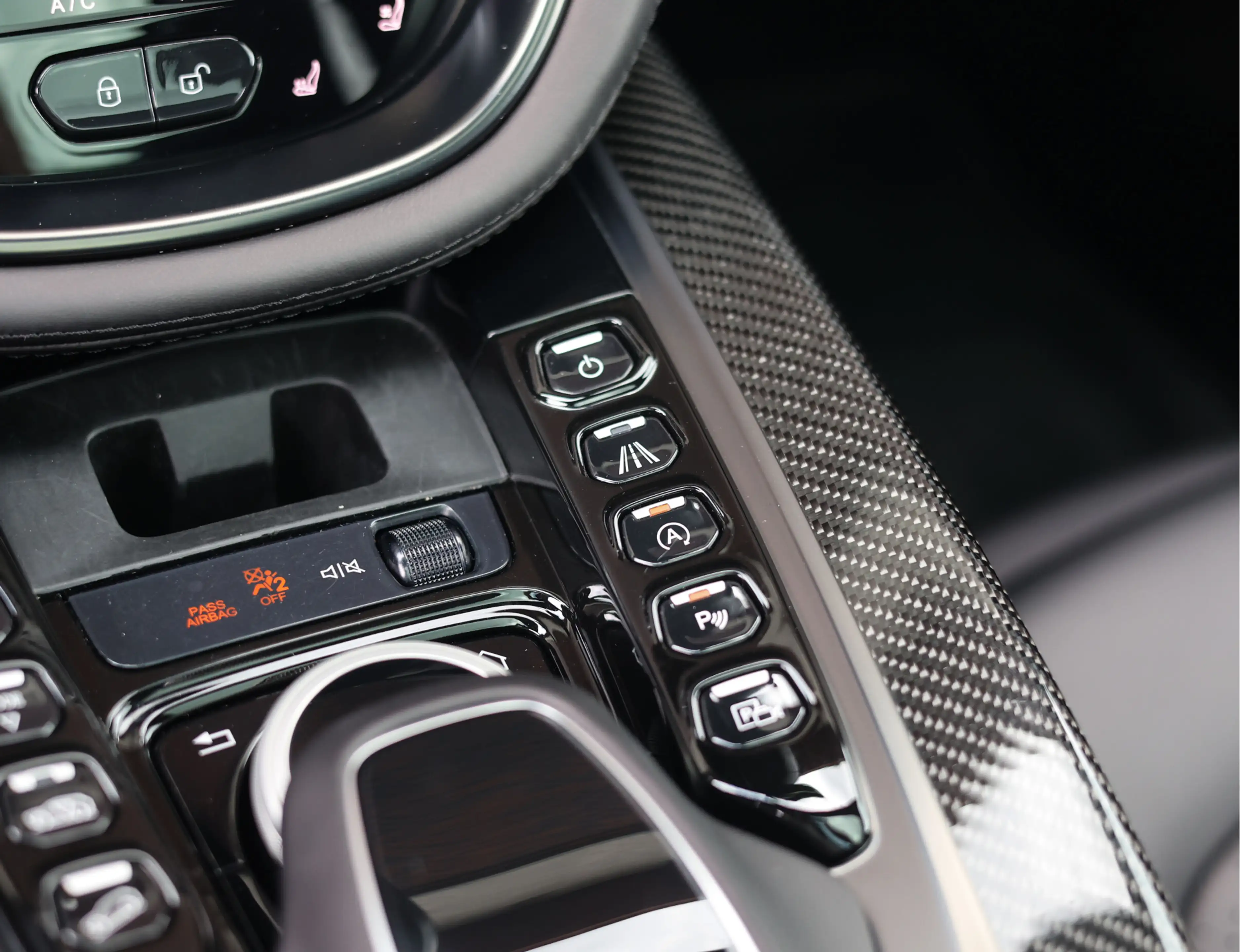 Aston Martin DBX 4.0 V8 — photo 36