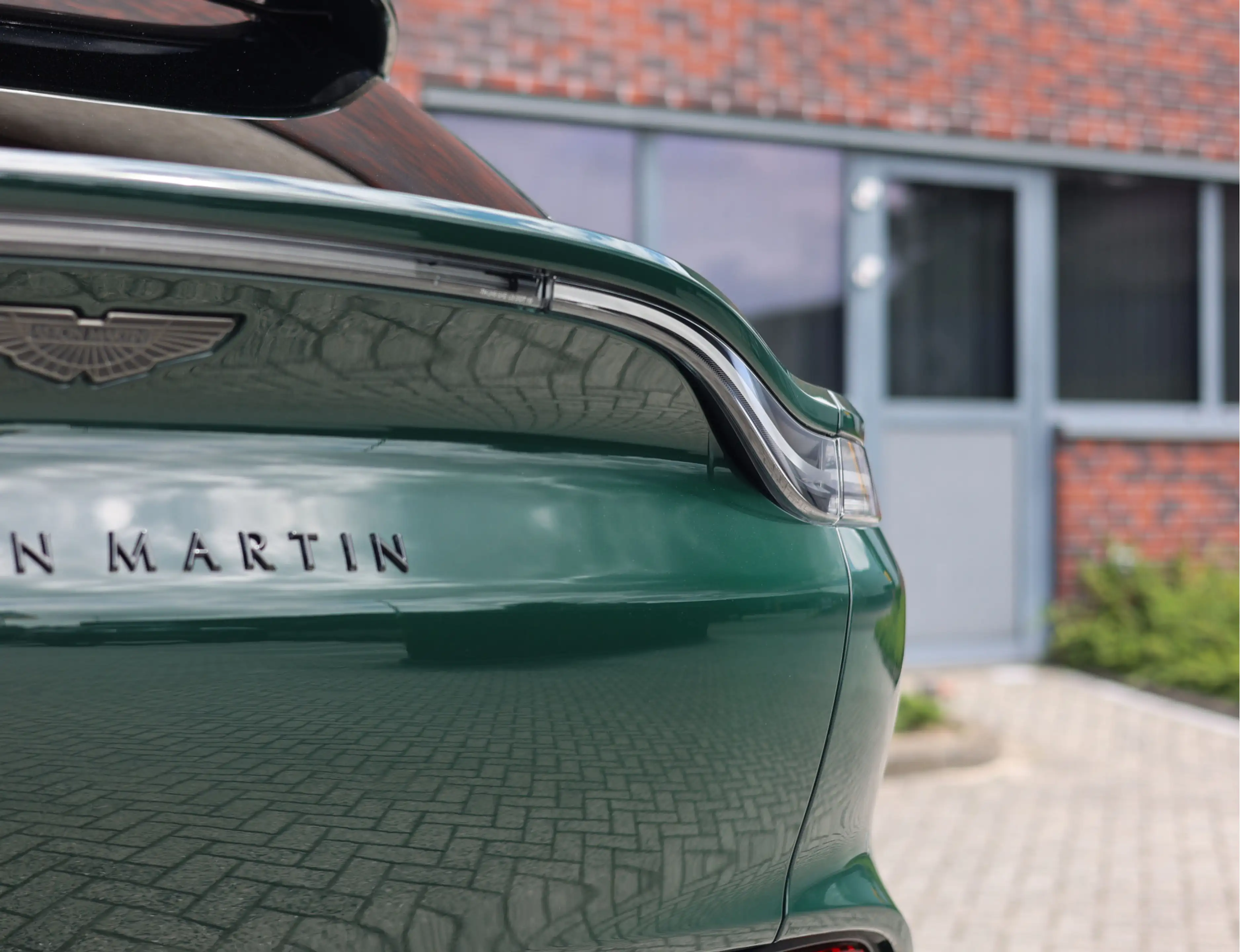 Aston Martin DBX 4.0 V8 — photo 11