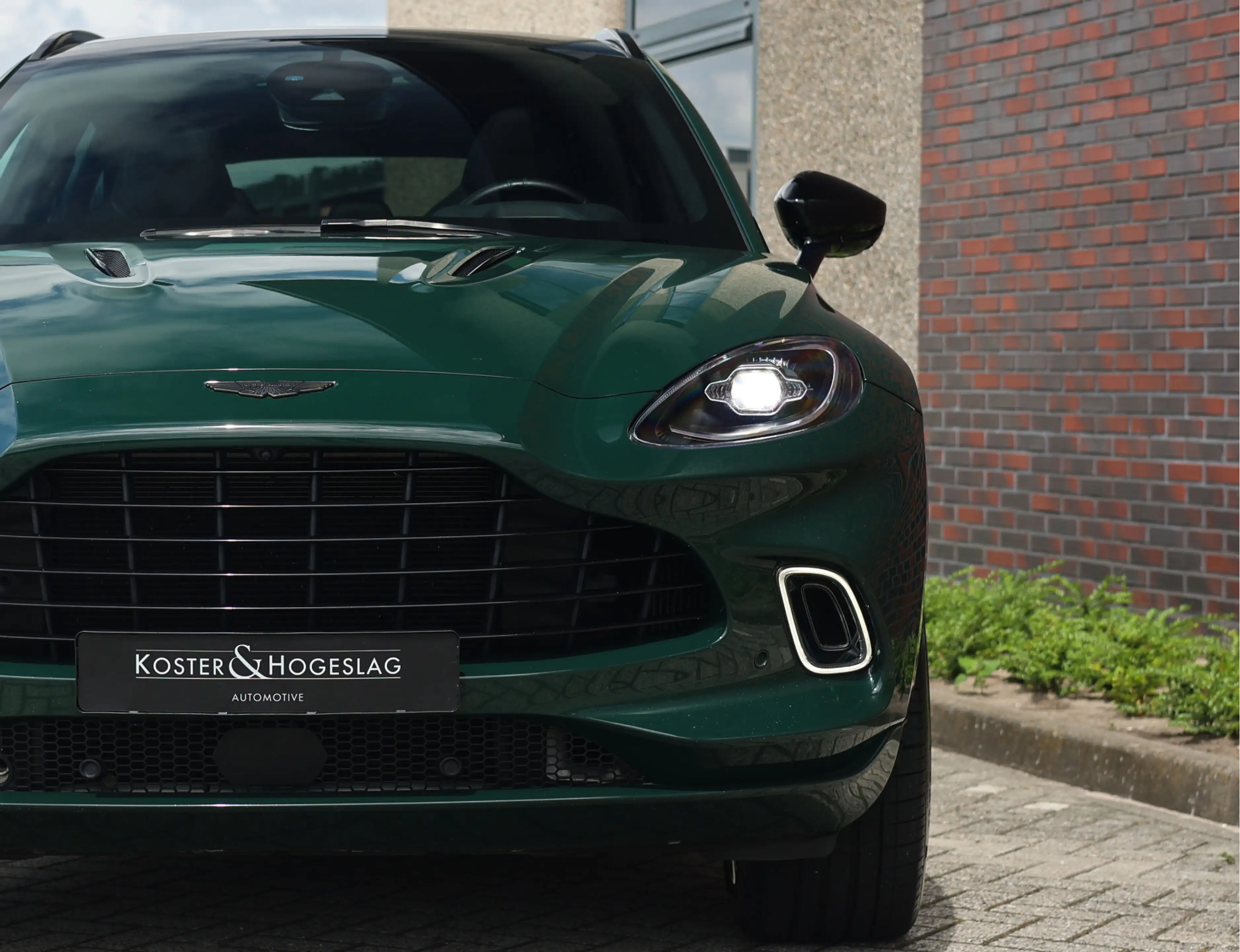 Aston Martin DBX 4.0 V8 — photo 12