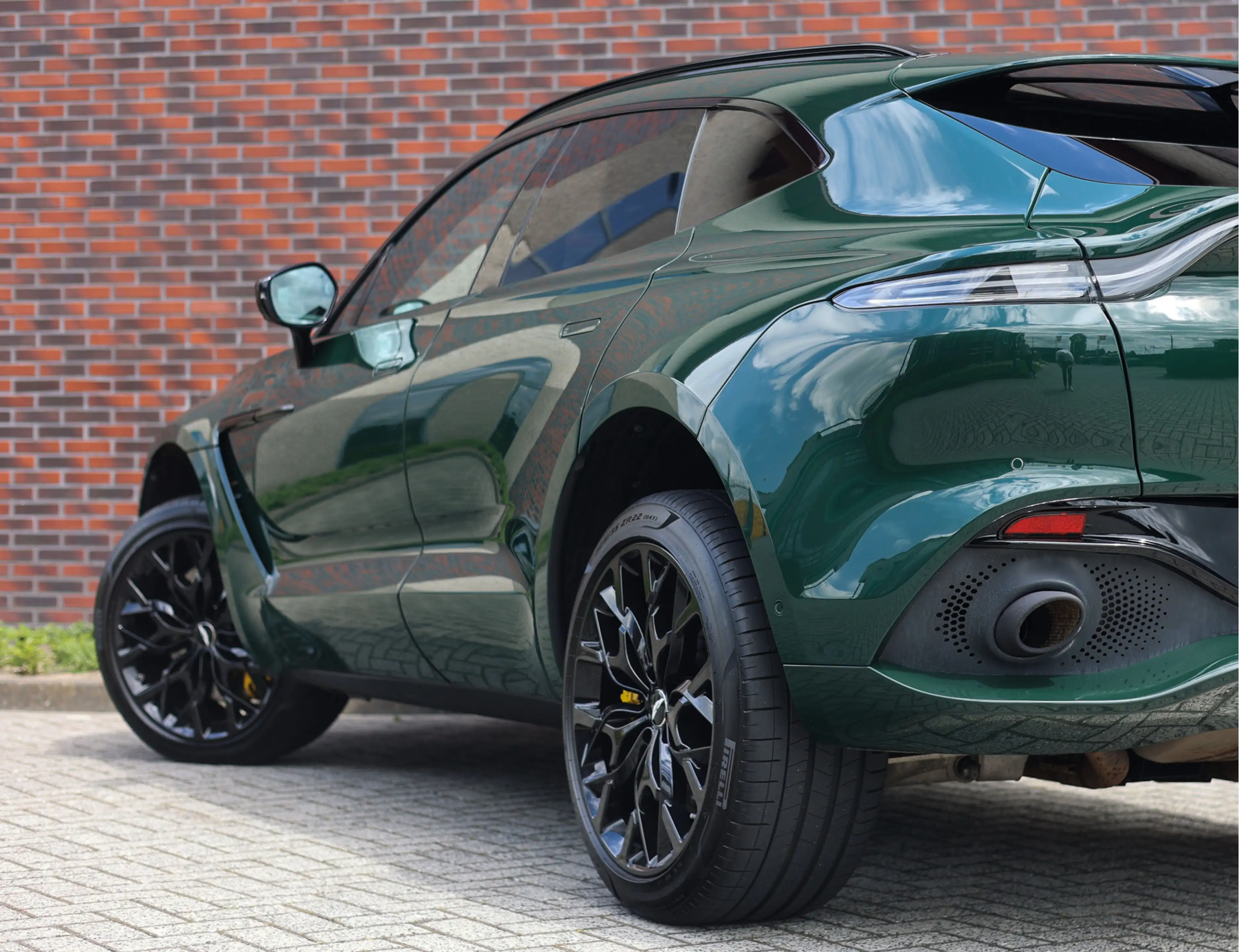 Aston Martin DBX 4.0 V8 — photo 7