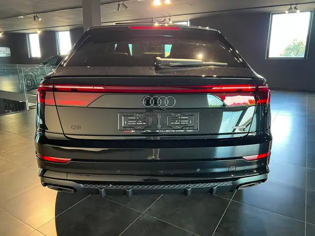 Audi Q8 view 8