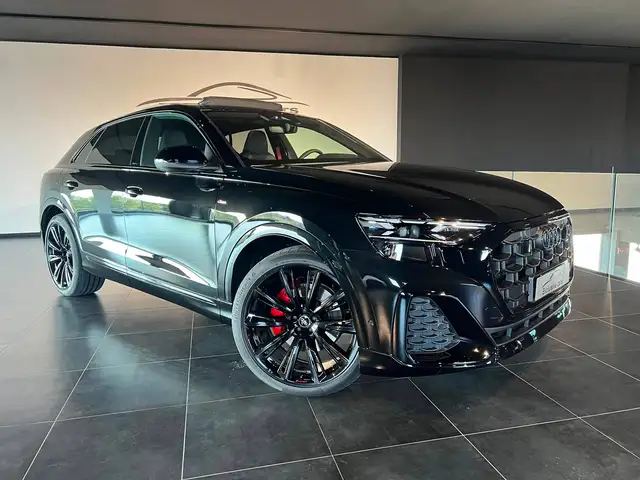 Audi Q8 view 3