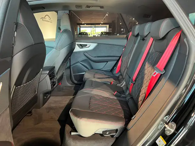 Audi Q8 view 10