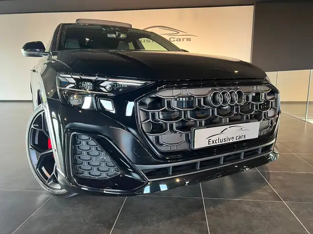Audi Q8 view 4