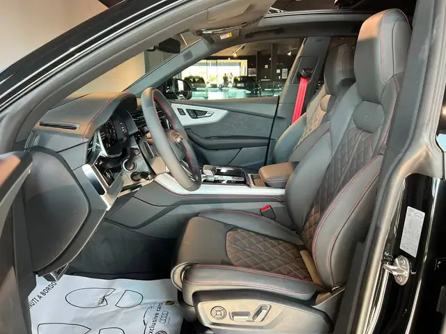 Audi Q8 view 7
