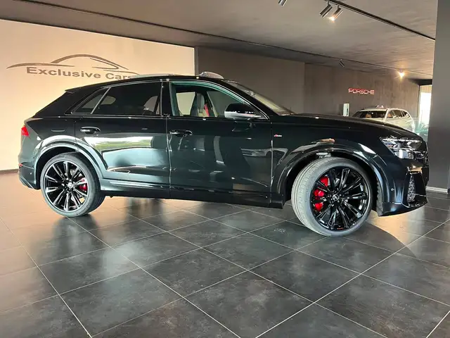 Audi Q8 view 5
