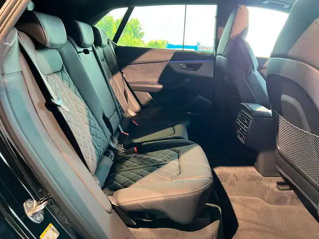 Audi Q8 view 14