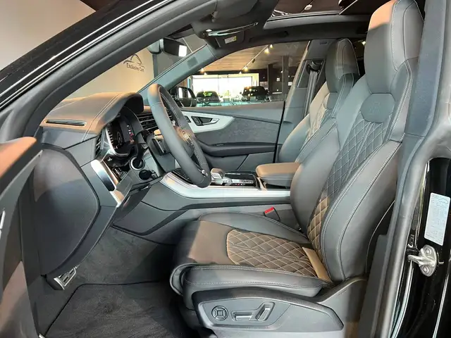 Audi Q8 view 12