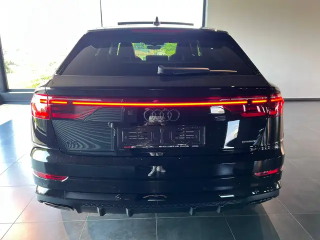 Audi Q8 view 9