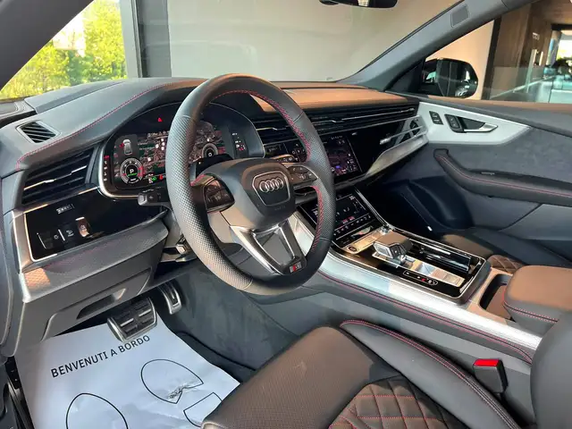 Audi Q8 view 9