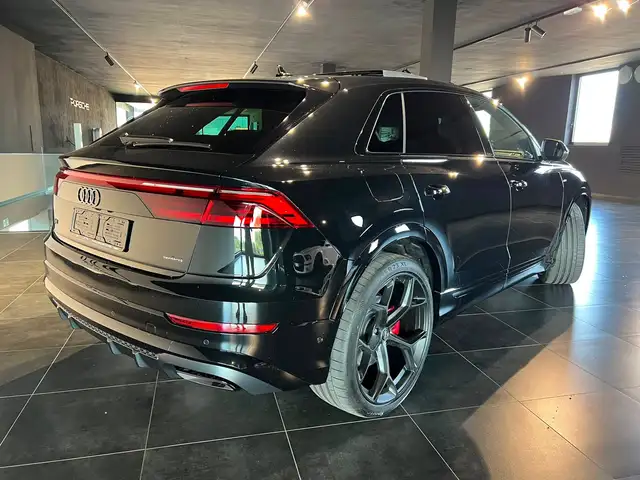 Audi Q8 view 7