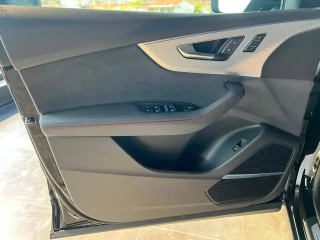 Audi Q8 view 8